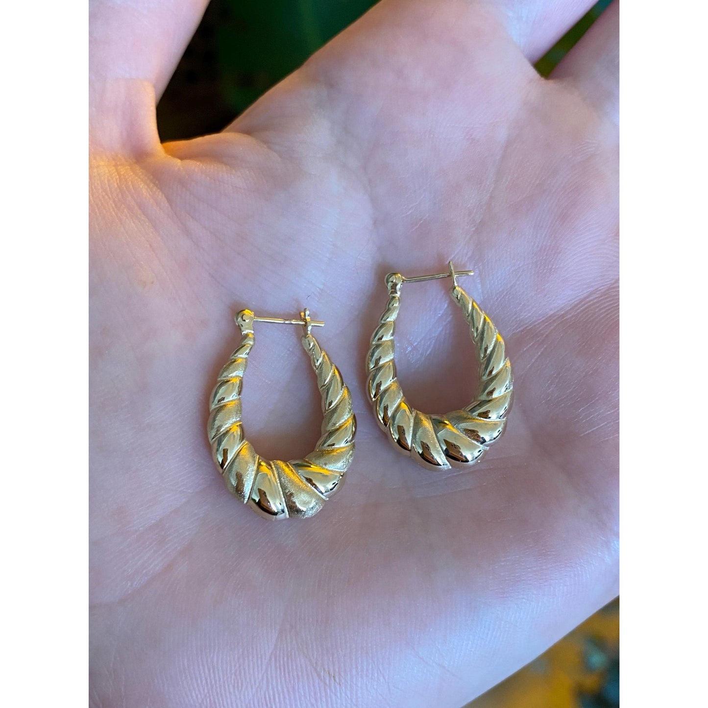 Vintage 14k Yellow Gold Scalloped Oval Hoop Earrings