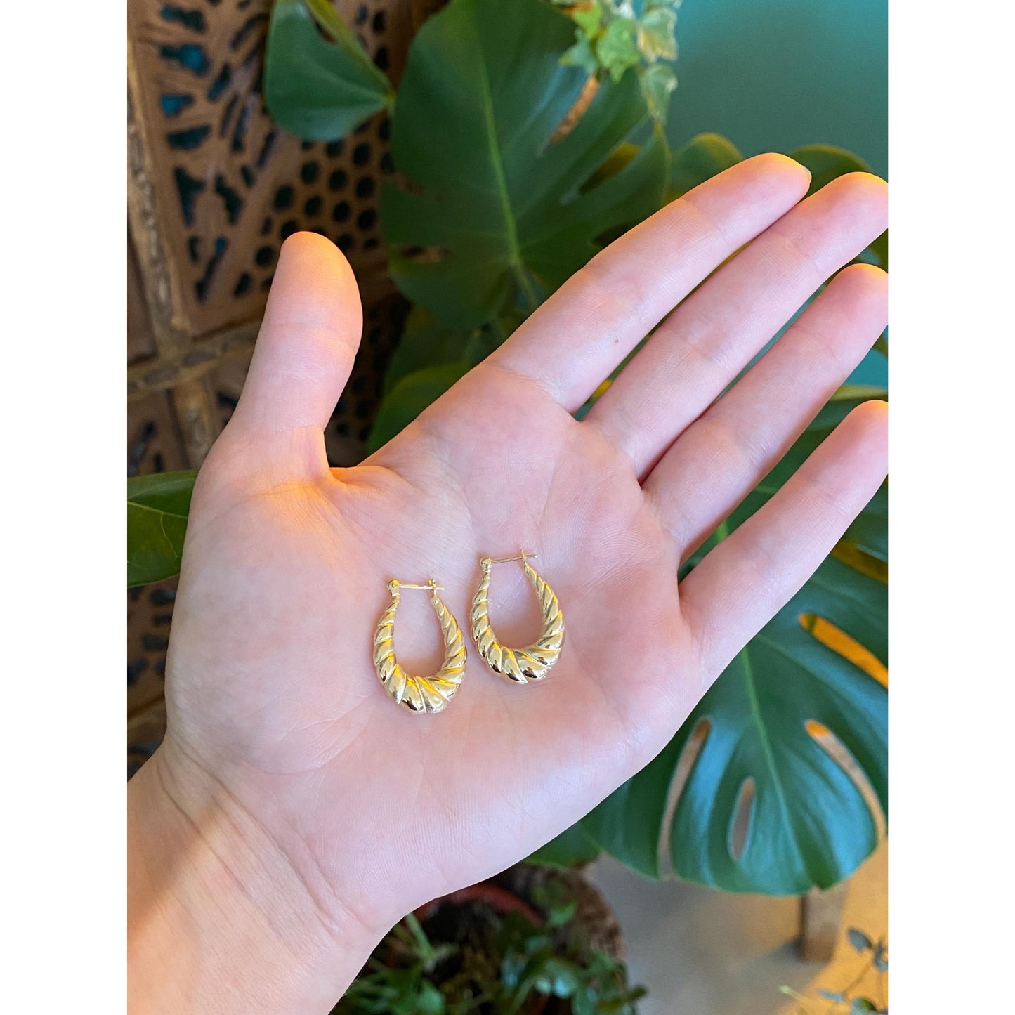 Vintage 14k Yellow Gold Scalloped Oval Hoop Earrings