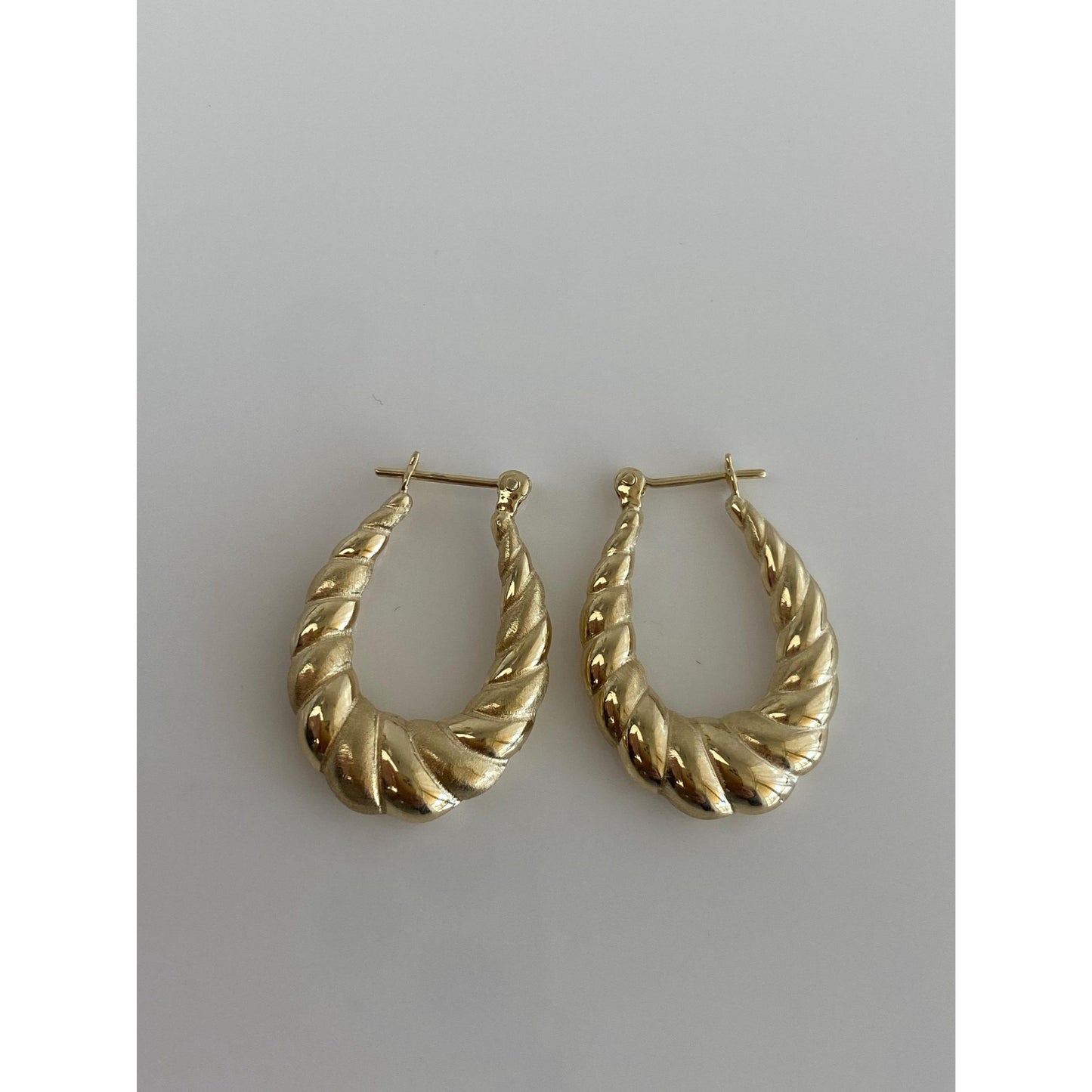 Vintage 14k Yellow Gold Scalloped Oval Hoop Earrings