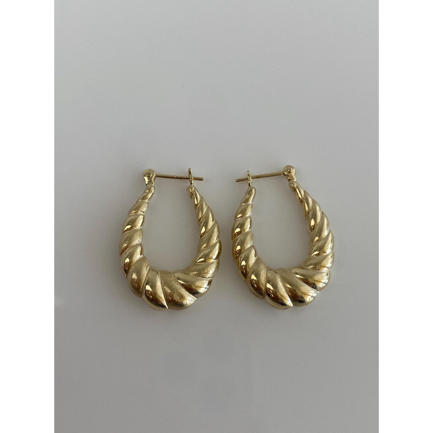 Vintage 14k Yellow Gold Scalloped Oval Hoop Earrings