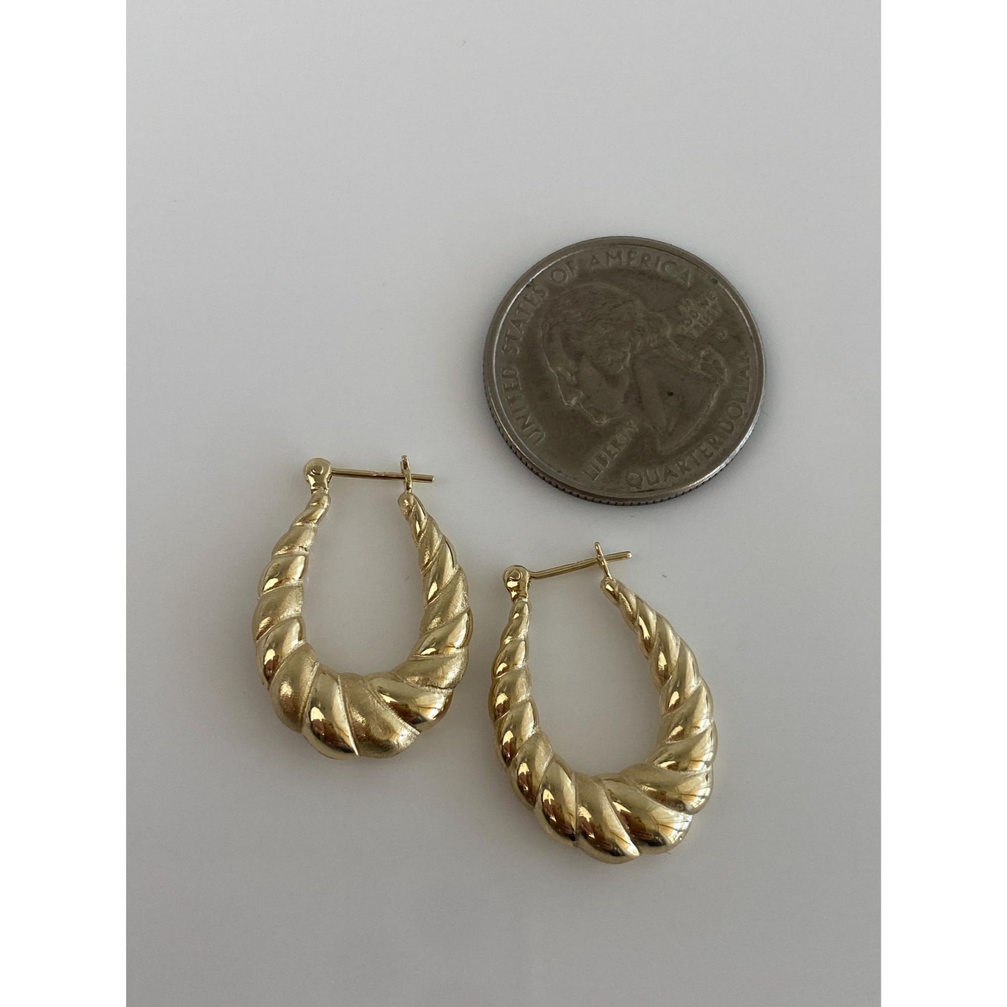 Vintage 14k Yellow Gold Scalloped Oval Hoop Earrings