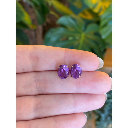 Vintage Solid 14k Yellow Gold Purple Color Change Sapphire Stud Earrings