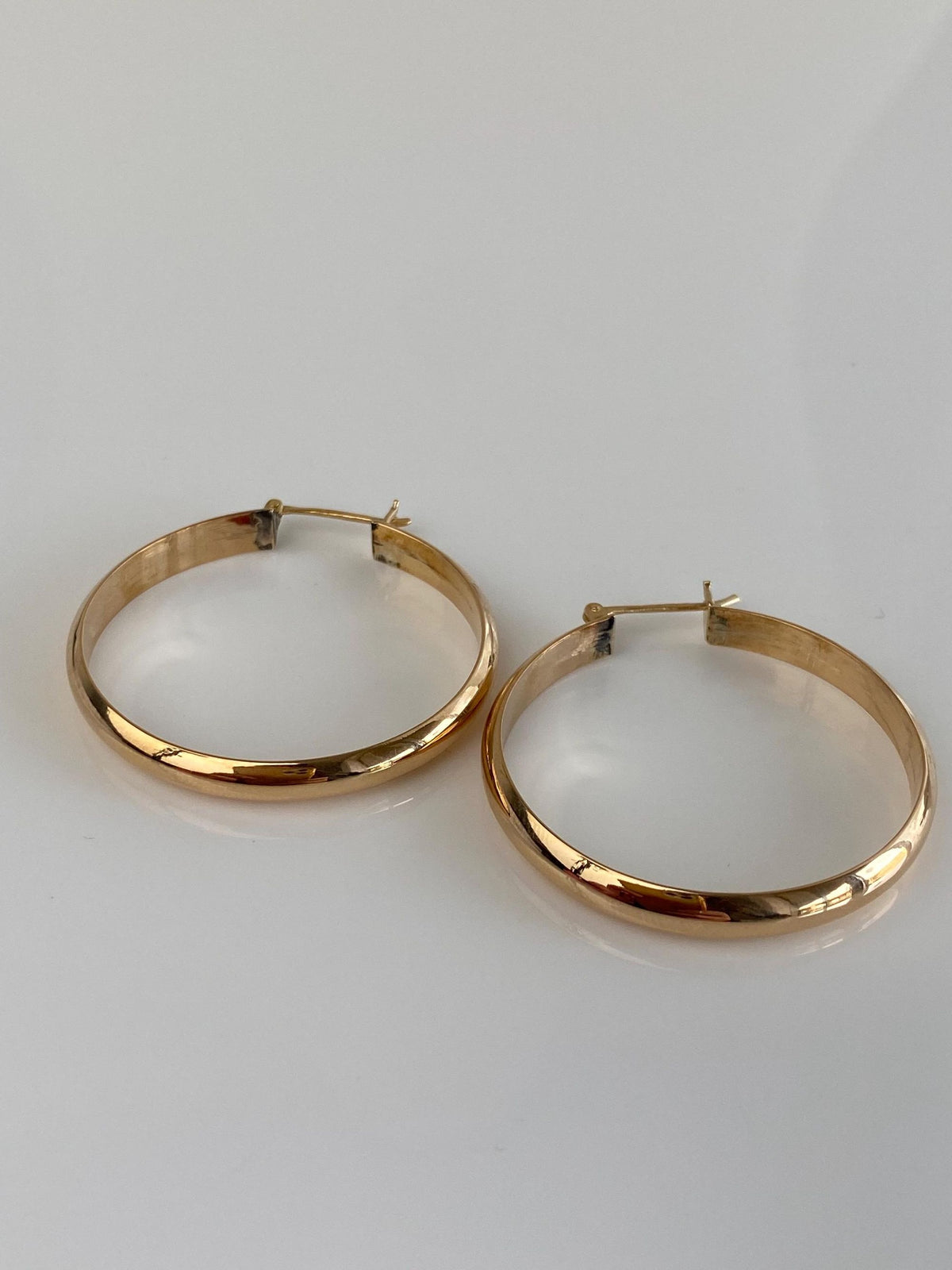 Vintage 18k Yellow Gold Hoop Earrings