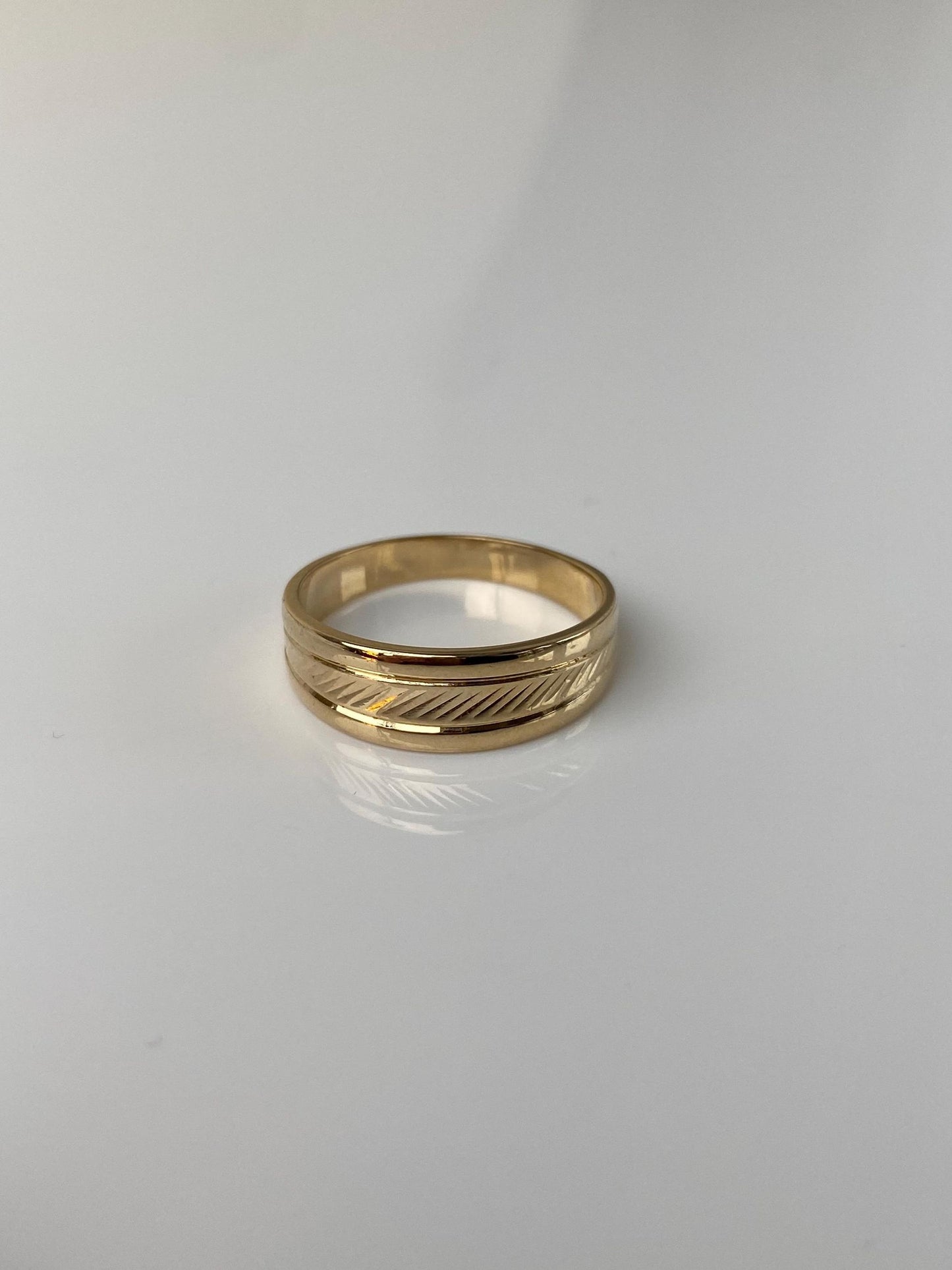 Vintage Solid 14k Yellow Gold Diamond Cut Tapered Ring Band - Size 6.5