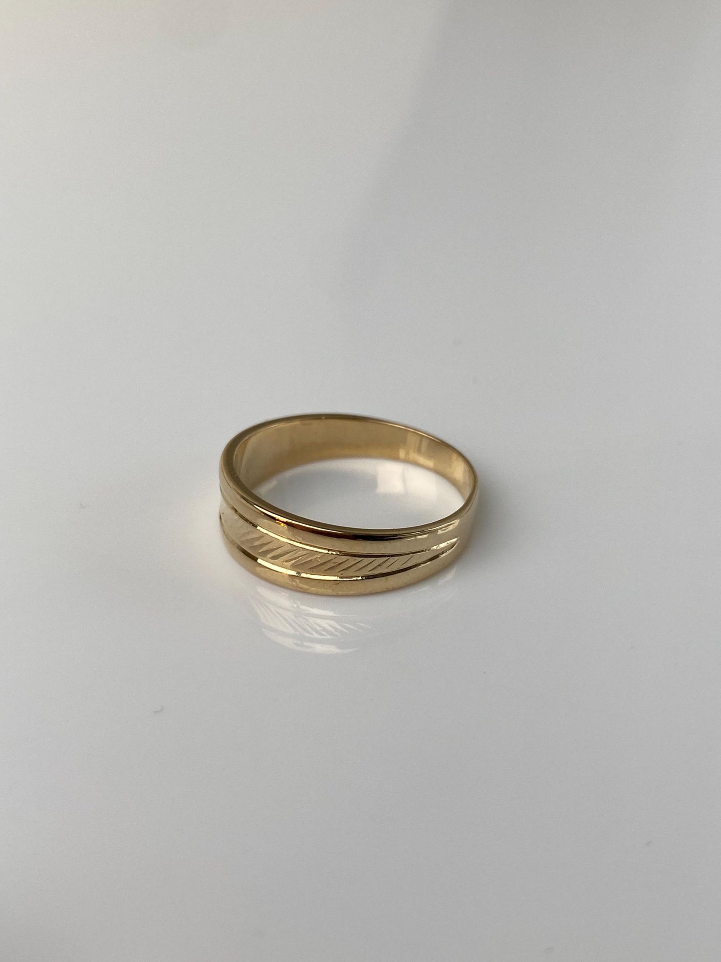 Vintage Solid 14k Yellow Gold Diamond Cut Tapered Ring Band - Size 6.5