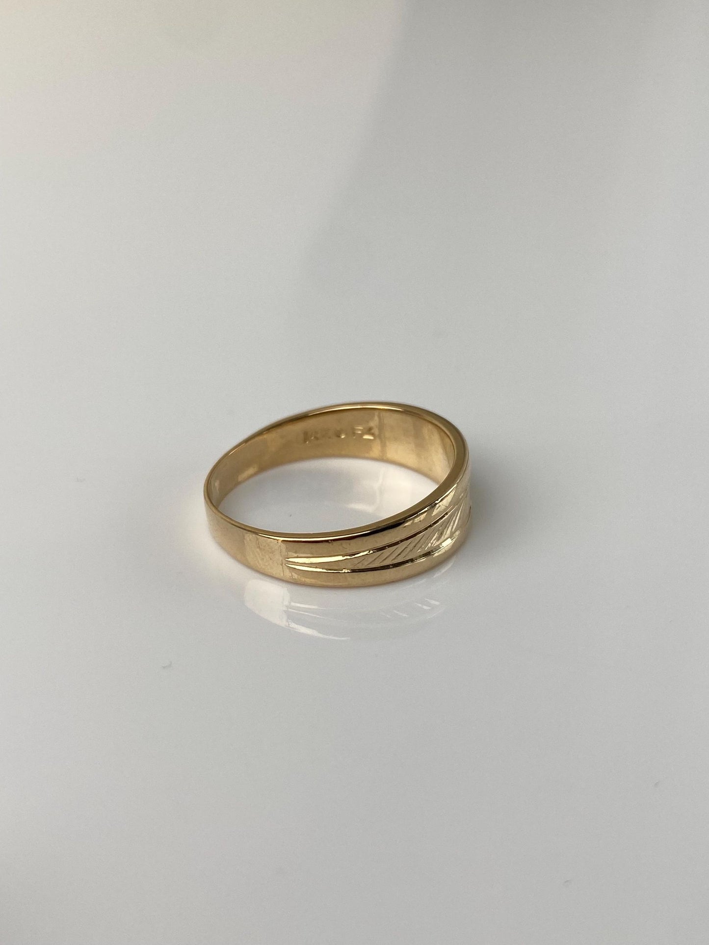 Vintage Solid 14k Yellow Gold Diamond Cut Tapered Ring Band - Size 6.5