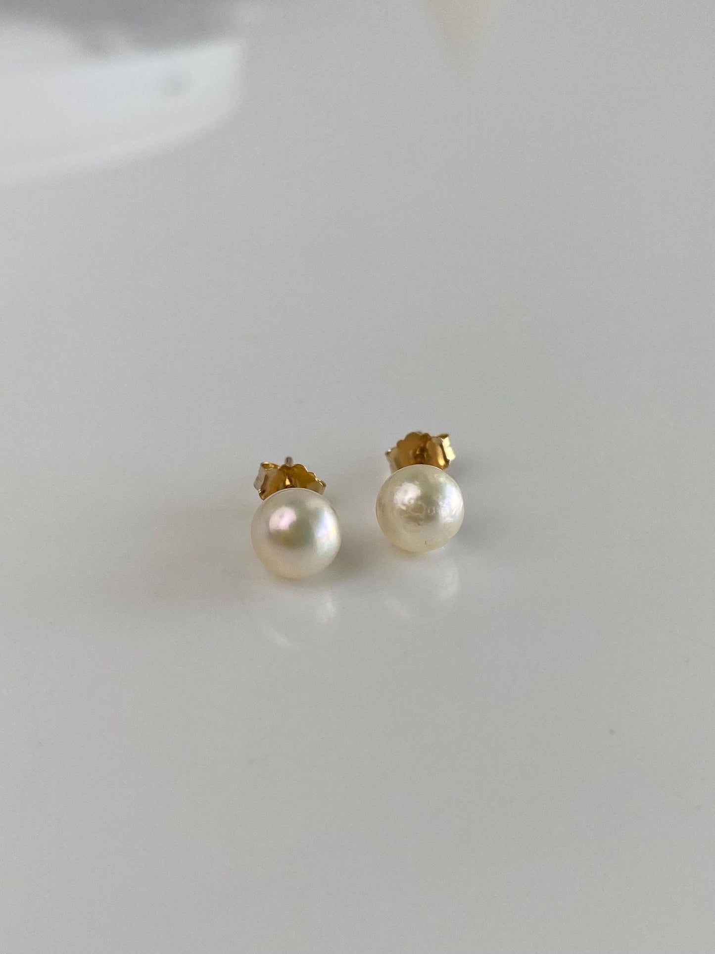 Vintage Solid 14k Yellow Gold Pearl Stud Earrings