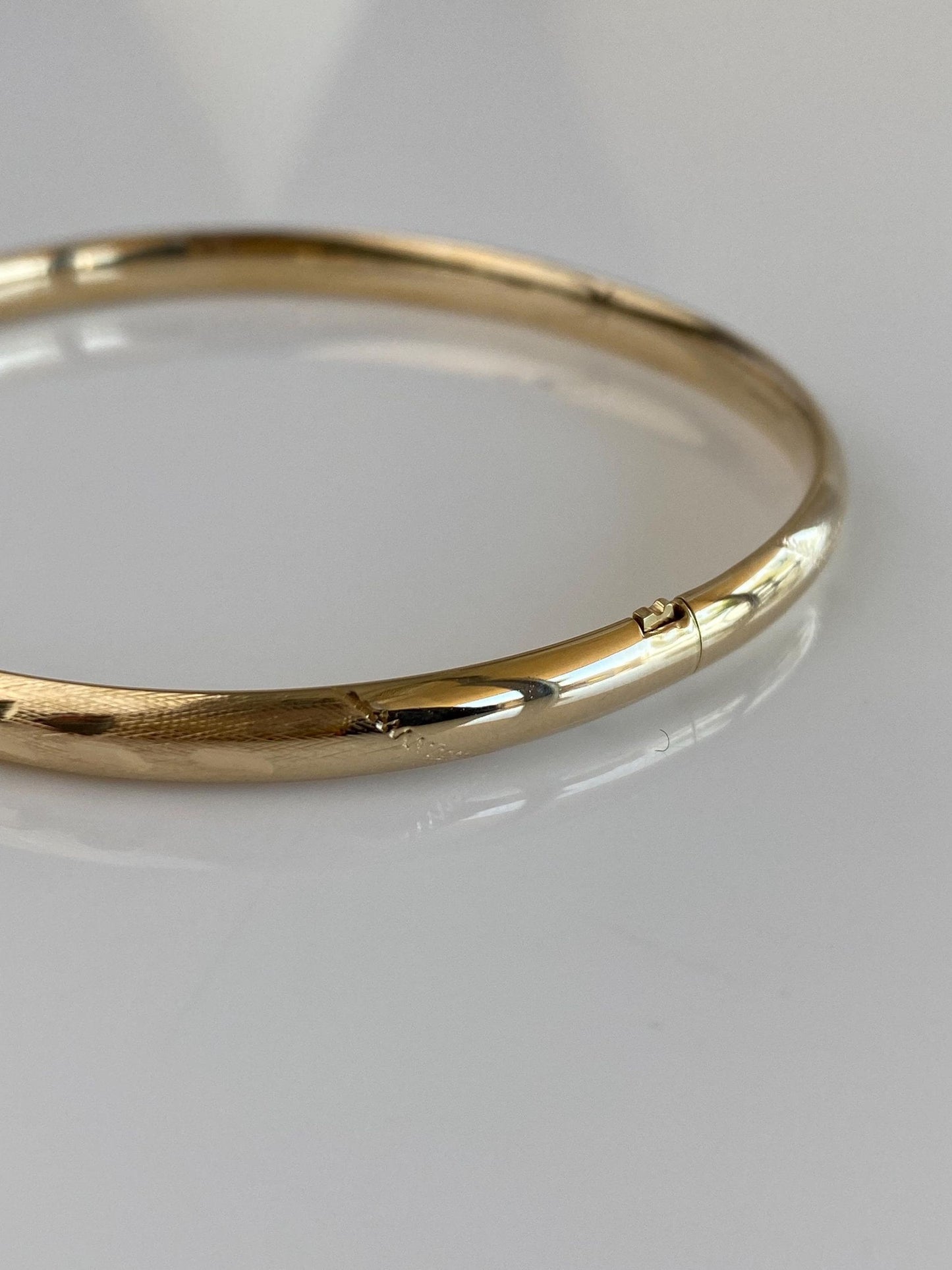 Vintage 14k Yellow Gold Design Bangle Bracelet - 7 3/4 Inches