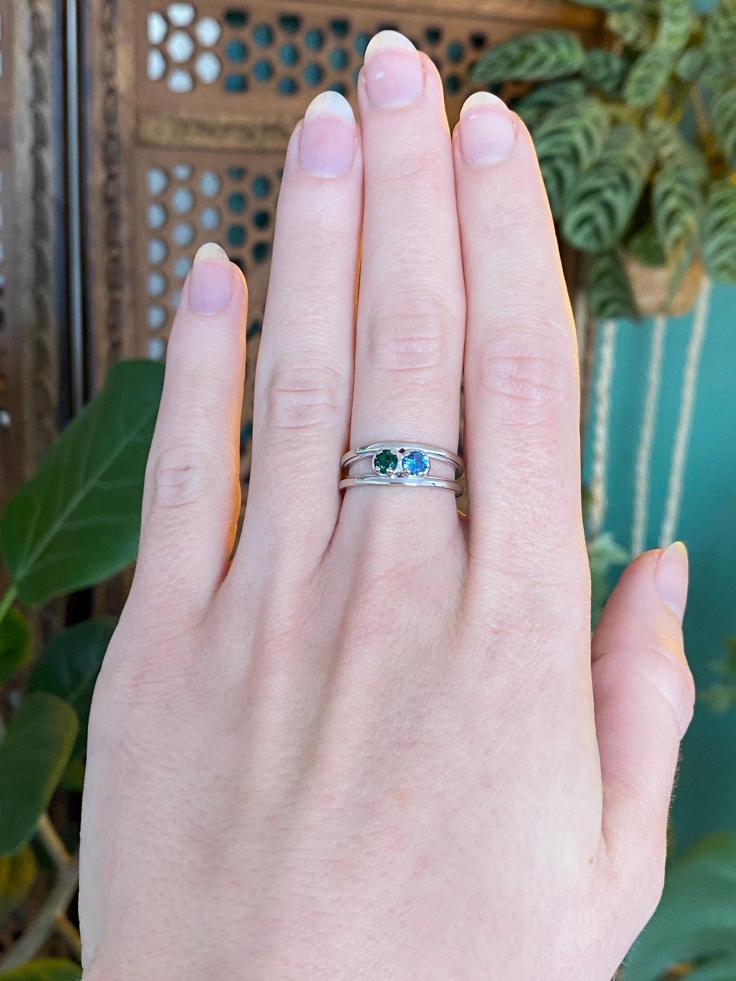 Vintage Solid 14k White Gold Topaz Green Spinel Ring Band - Size 6.25