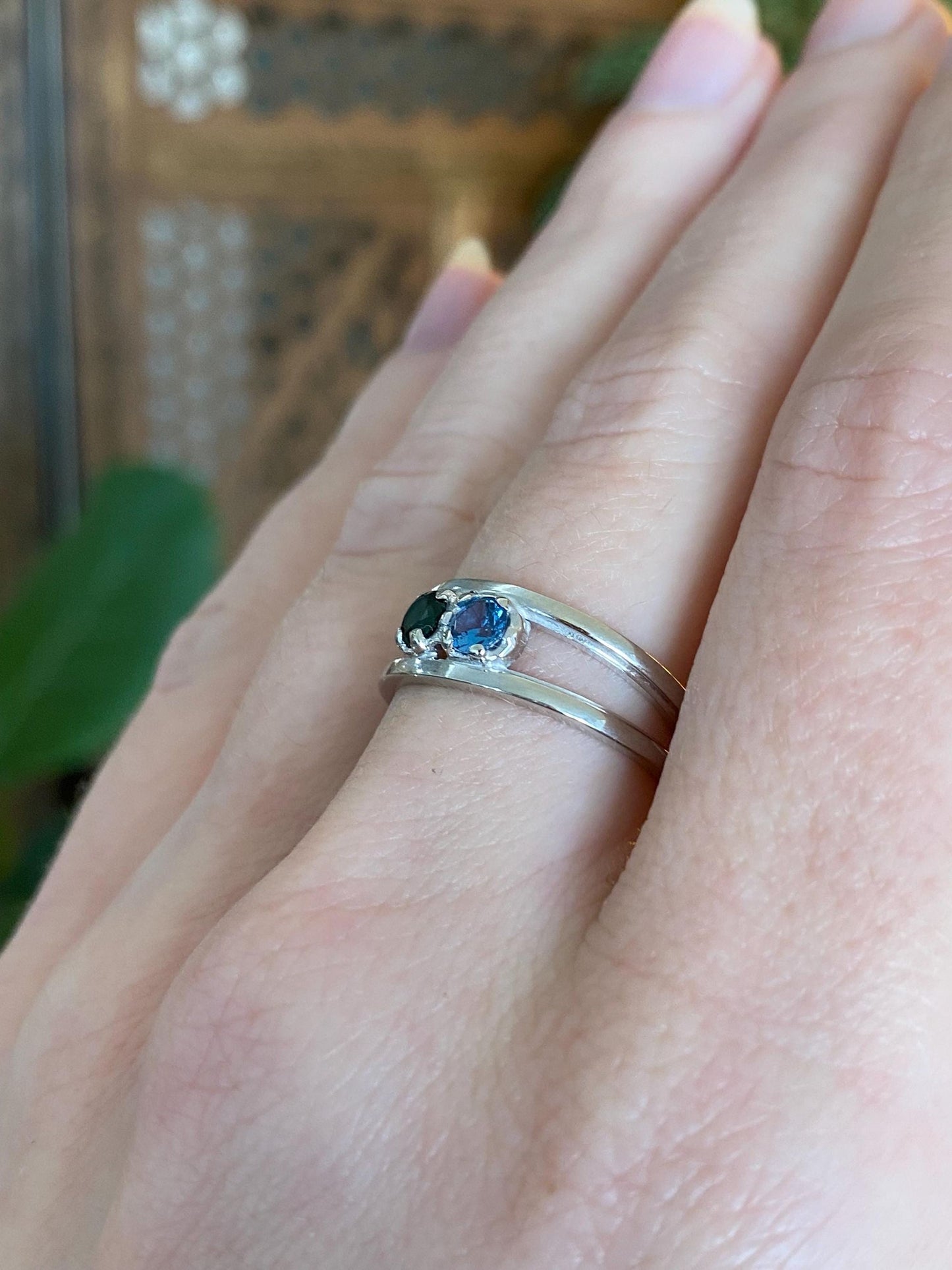 Vintage Solid 14k White Gold Topaz Green Spinel Ring Band - Size 6.25