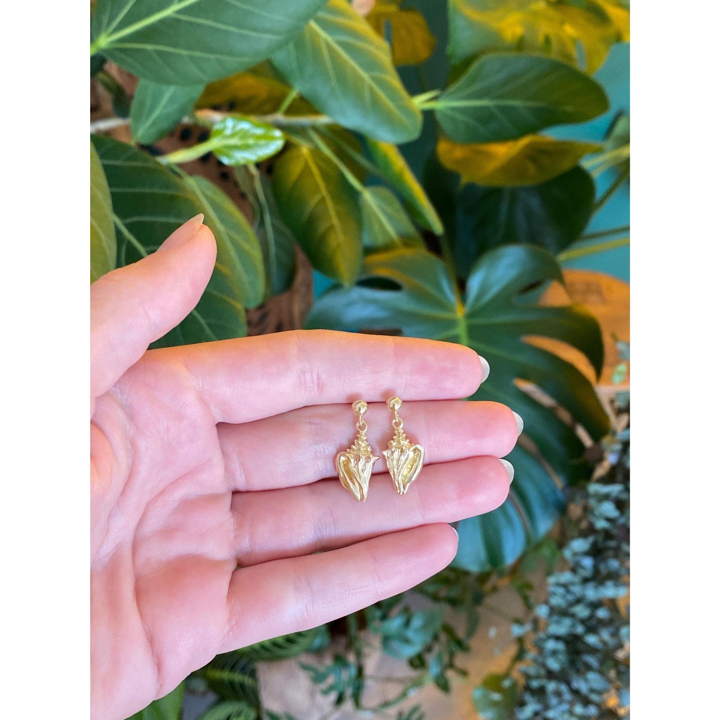 Vintage Solid 14k Yellow Gold Seashell Dangle Stud Earrings