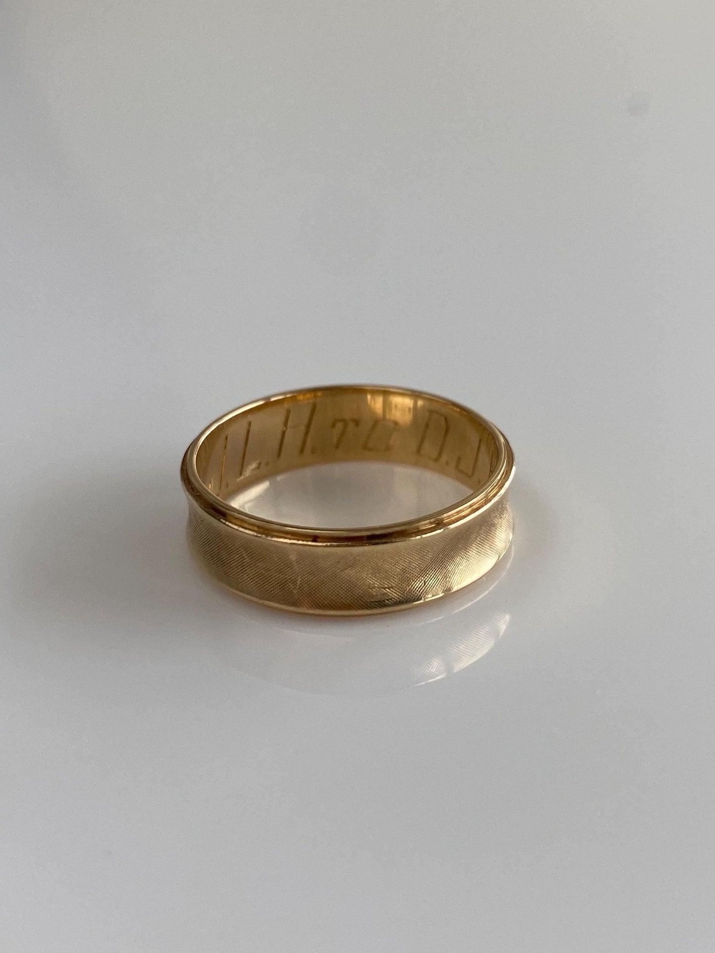 Vintage Solid 14k Yellow Gold Crosshatch Pattern Anticlastic Ring Band - Size 8.75