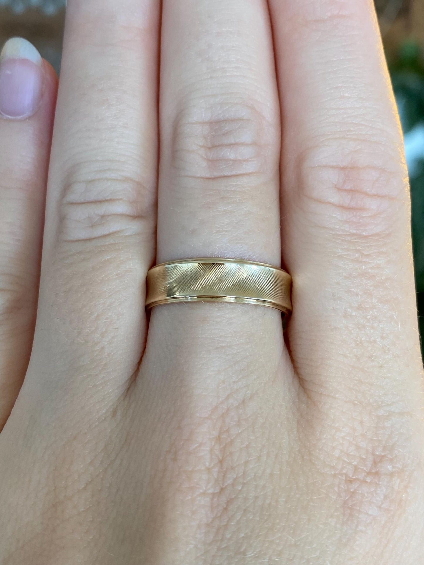 Vintage Solid 14k Yellow Gold Crosshatch Pattern Anticlastic Ring Band - Size 8.75