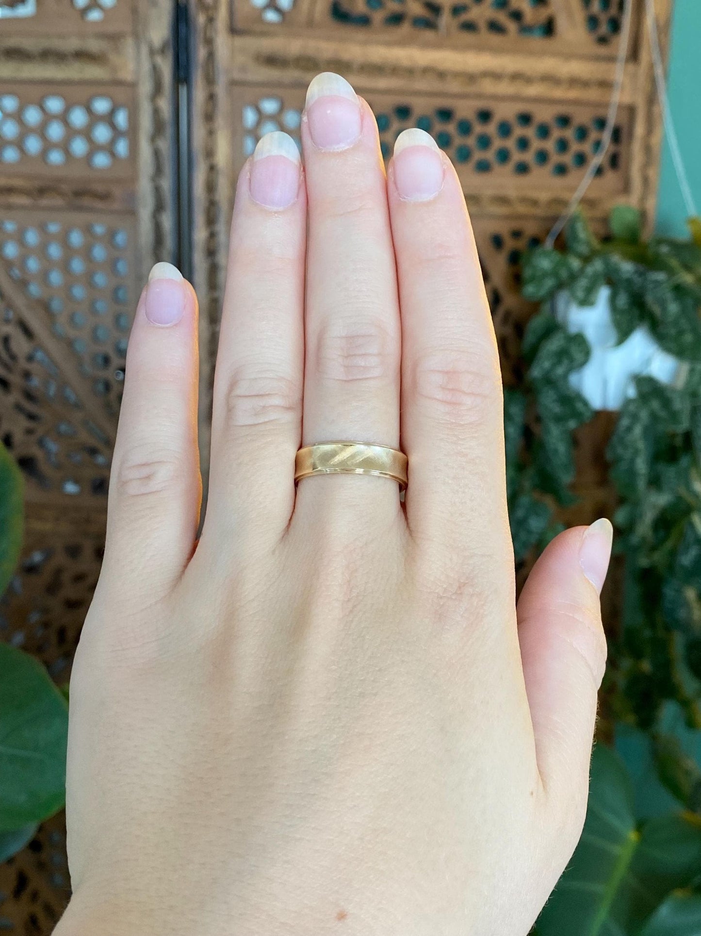 Vintage Solid 14k Yellow Gold Crosshatch Pattern Anticlastic Ring Band - Size 8.75