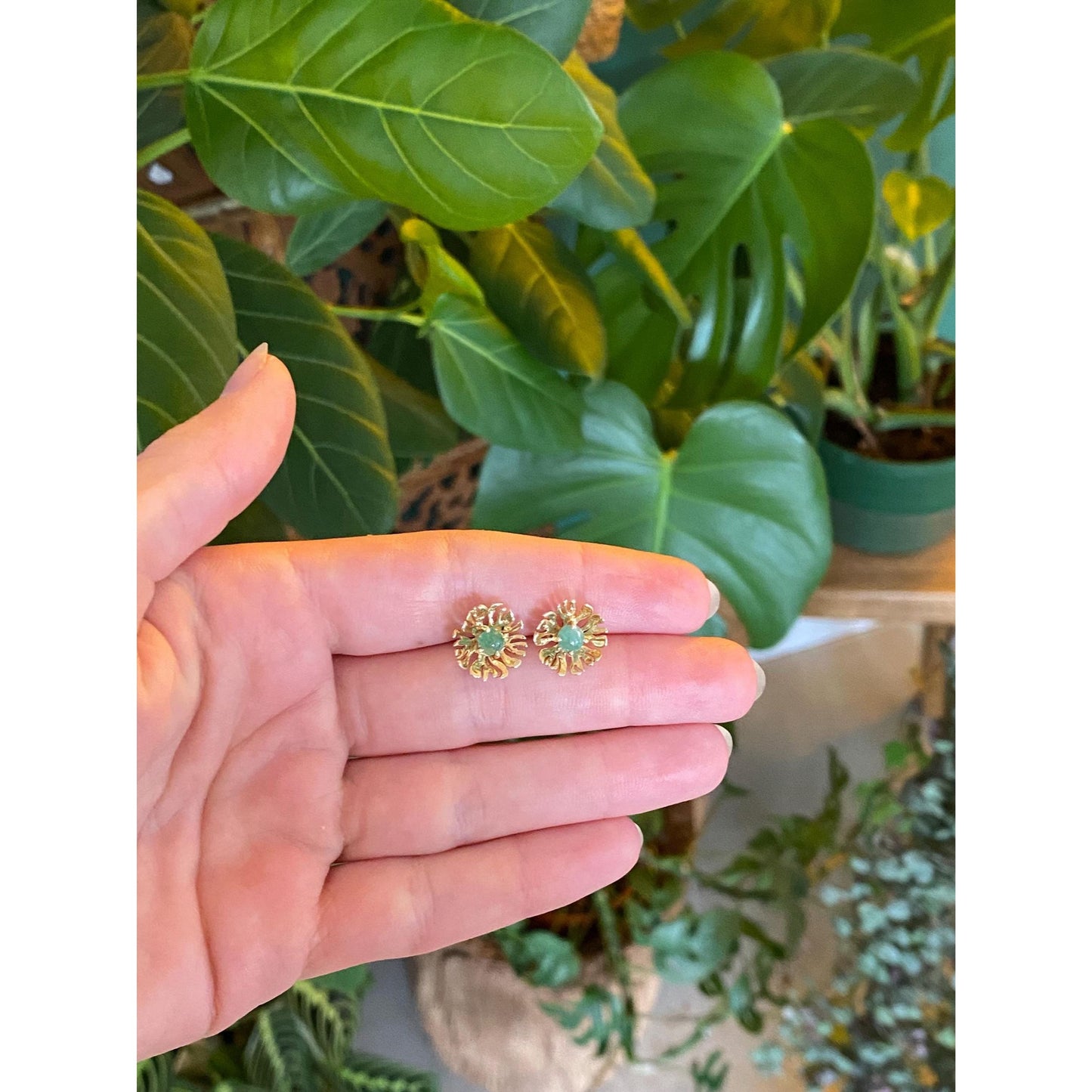 Vintage Solid 14k Yellow Gold Jade Flower Stud Earrings