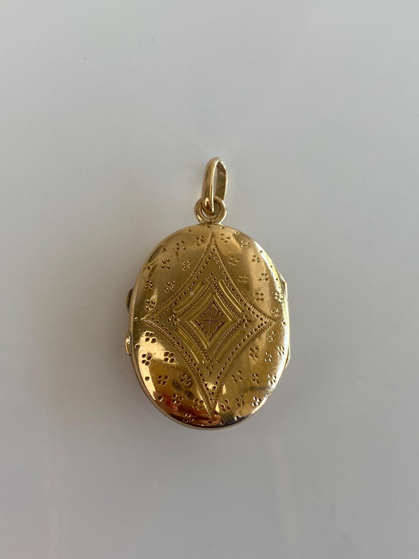 Vintage Solid 18k Yellow Gold Purple Cubic Zirconia Seed Pearl Flower Engraved Locket Charm
