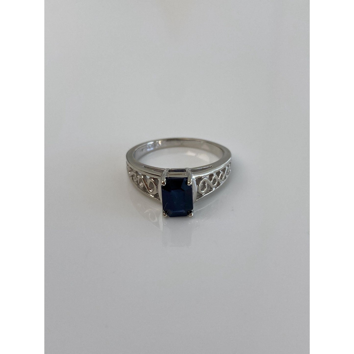 Vintage Solid 10k White Gold Blue Spinel Ring - Size 5.75