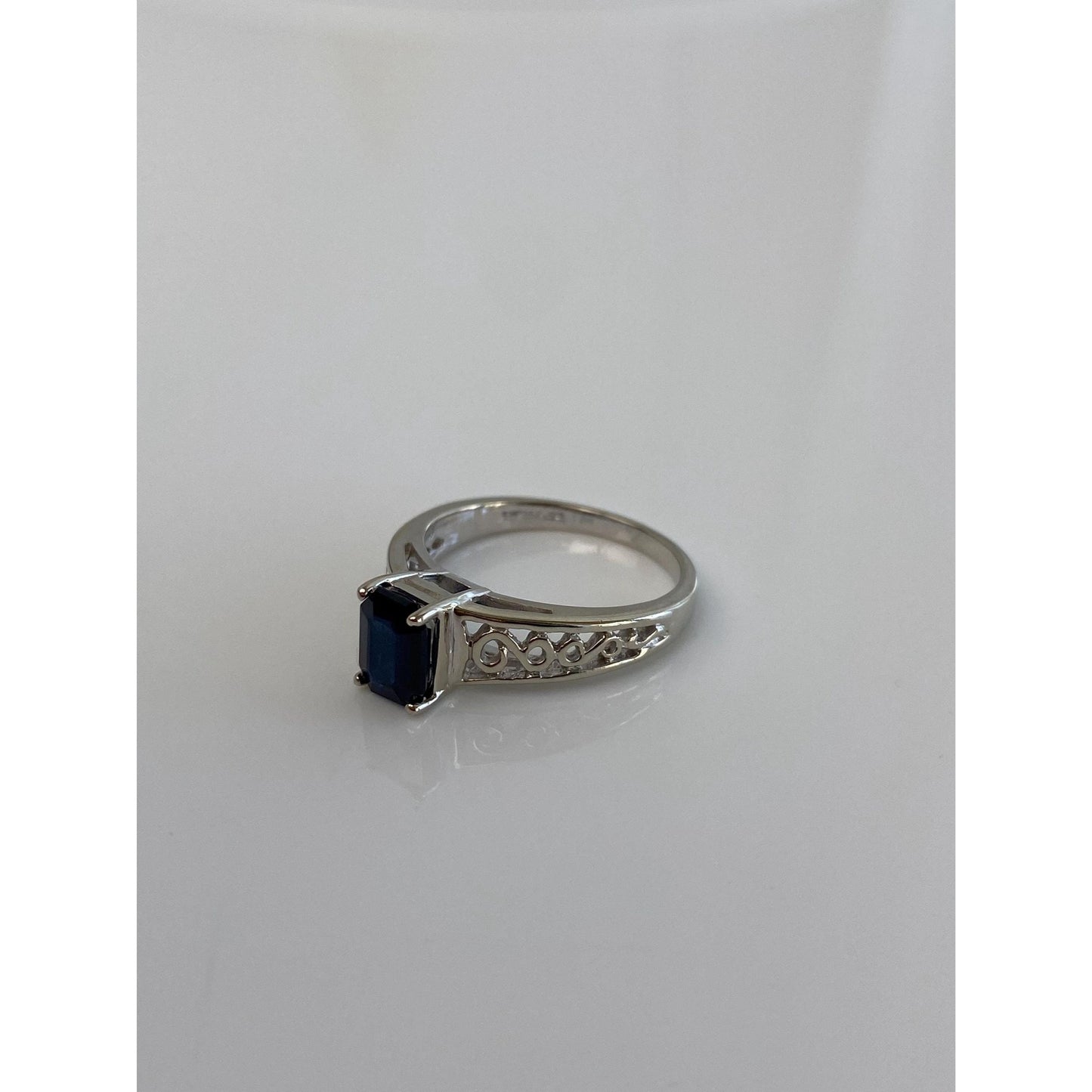 Vintage Solid 10k White Gold Blue Spinel Ring - Size 5.75