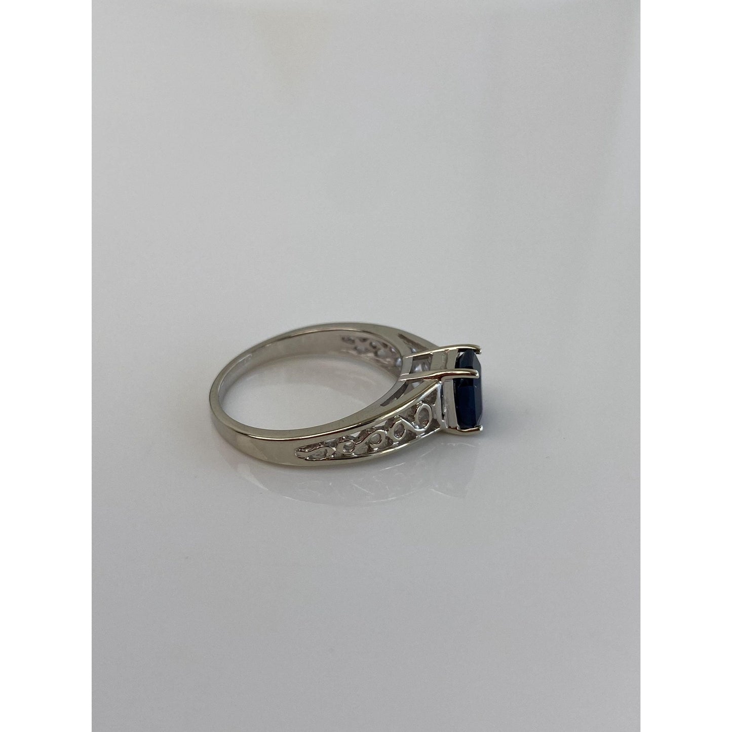 Vintage Solid 10k White Gold Blue Spinel Ring - Size 5.75
