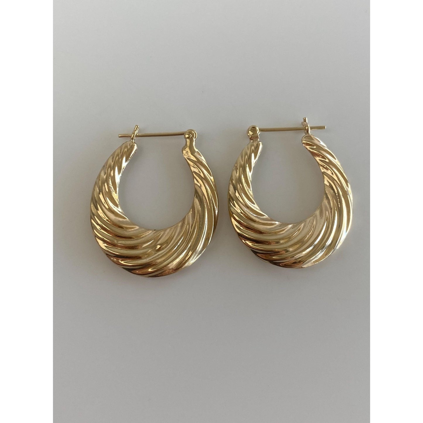 Vintage 14k Yellow Gold Scalloped Twist Hoop Earrings
