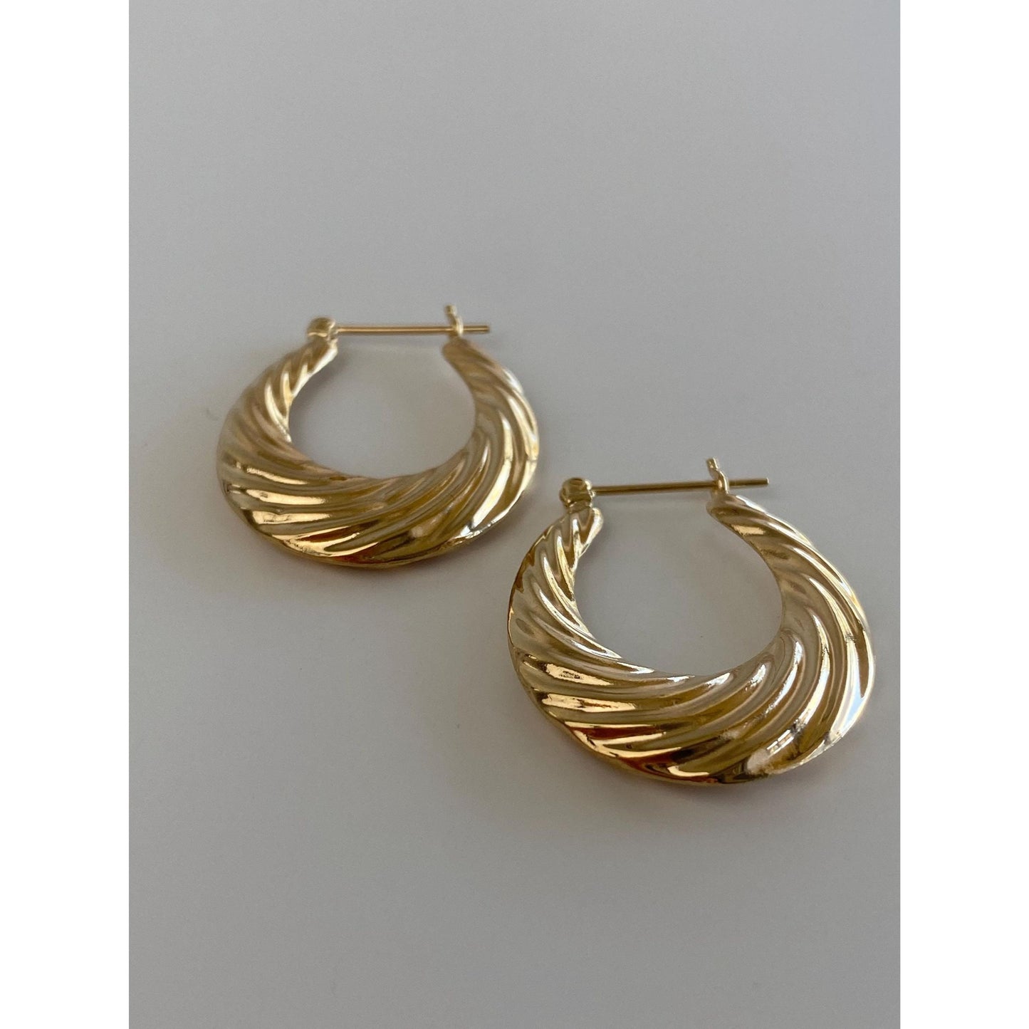 Vintage 14k Yellow Gold Scalloped Twist Hoop Earrings