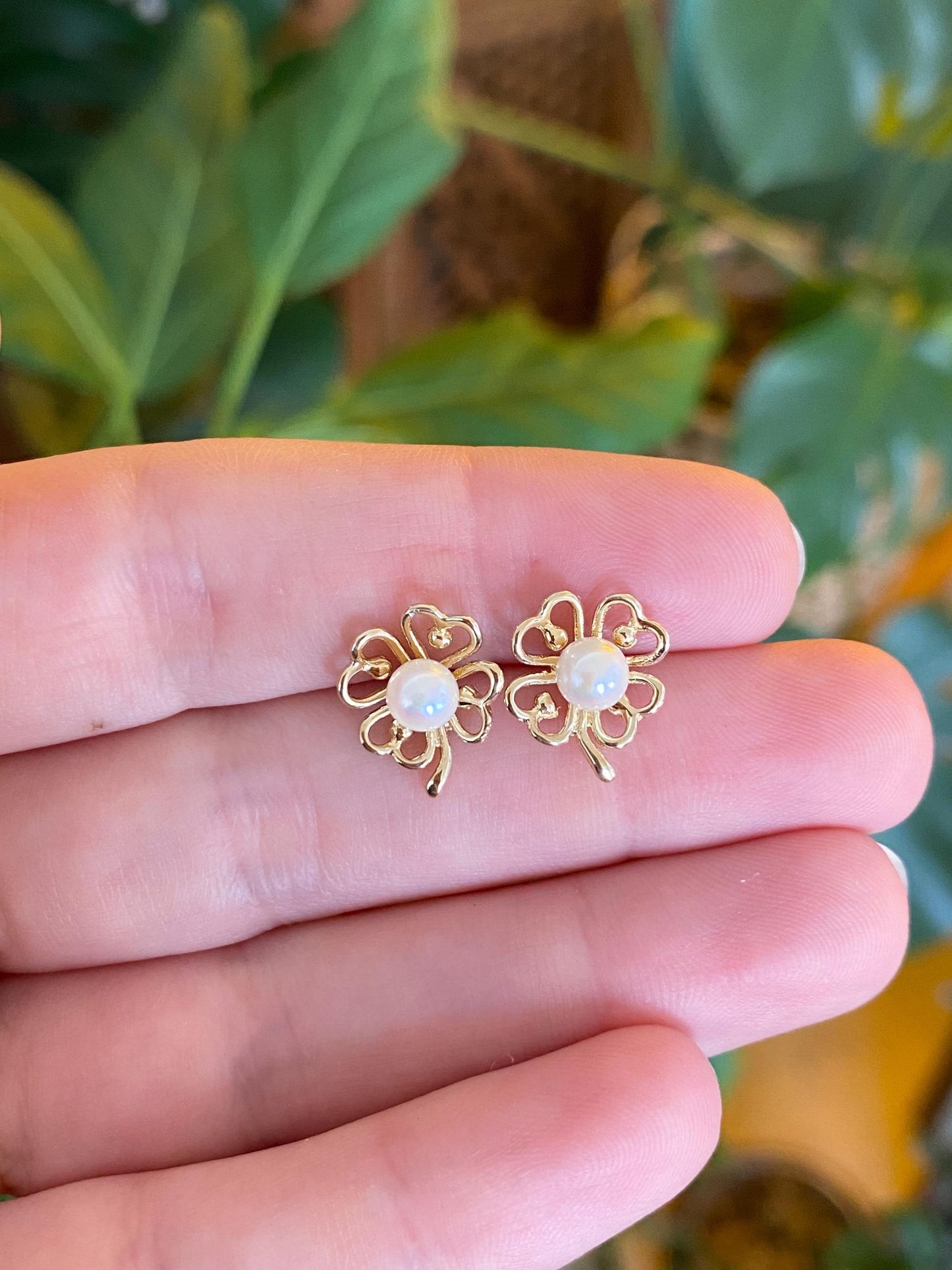 Vintage Solid 14k Yellow Gold Pearl Clover Stud Earrings