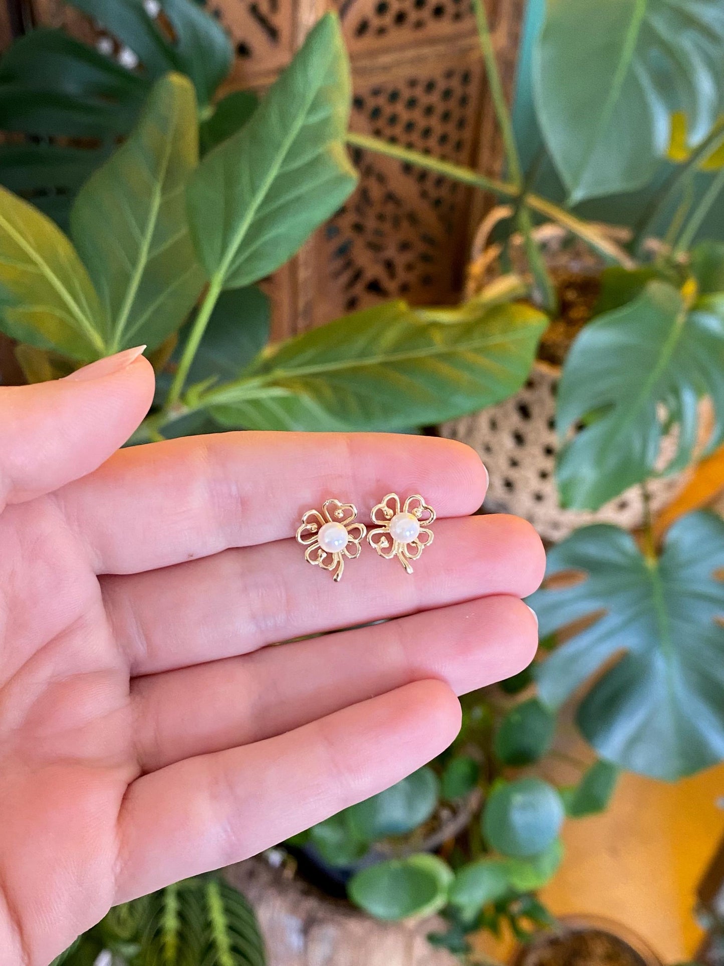 Vintage Solid 14k Yellow Gold Pearl Clover Stud Earrings