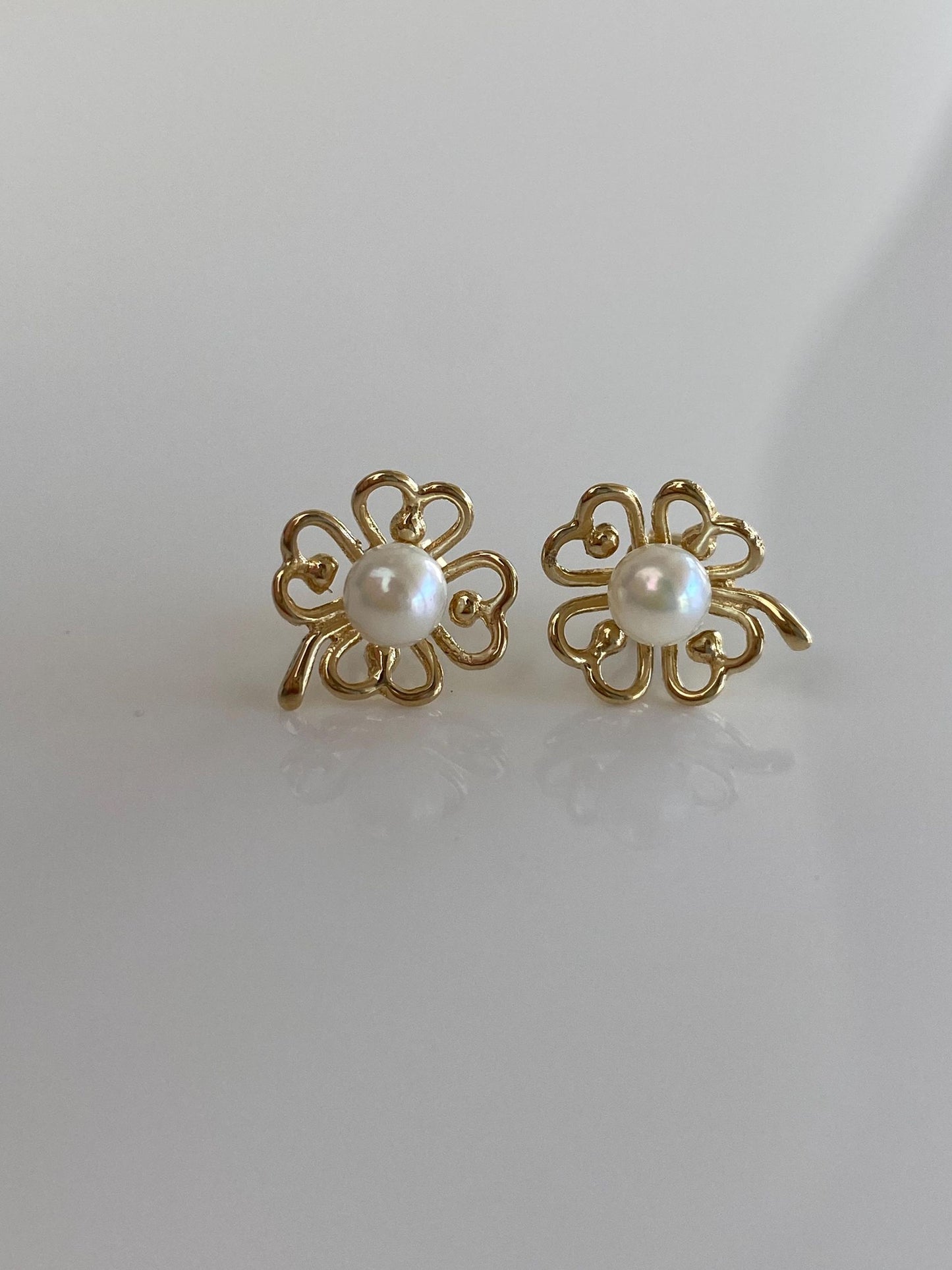 Vintage Solid 14k Yellow Gold Pearl Clover Stud Earrings