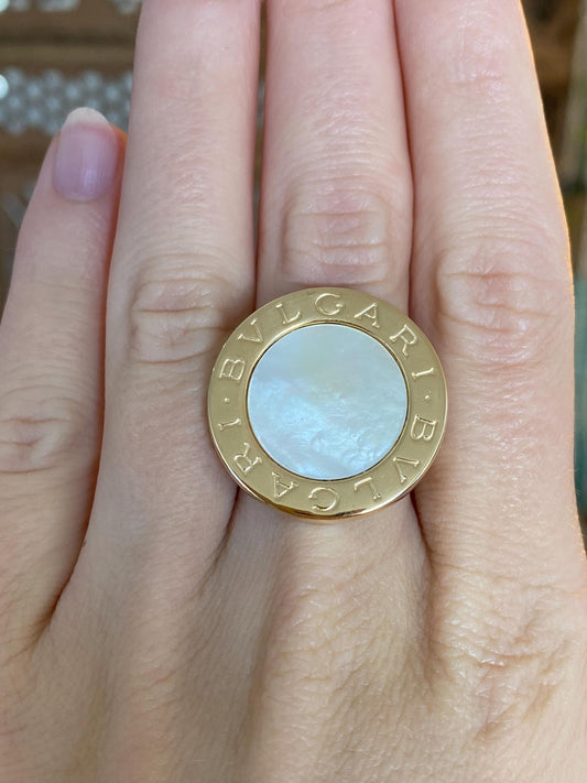 Vintage Solid 18k Yellow Gold Bvlgari Mother of Pearl Ring - Size 6