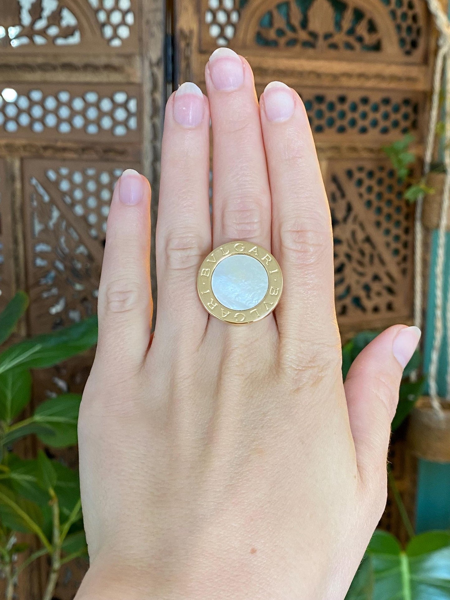 Vintage Solid 18k Yellow Gold Bvlgari Mother of Pearl Ring - Size 6