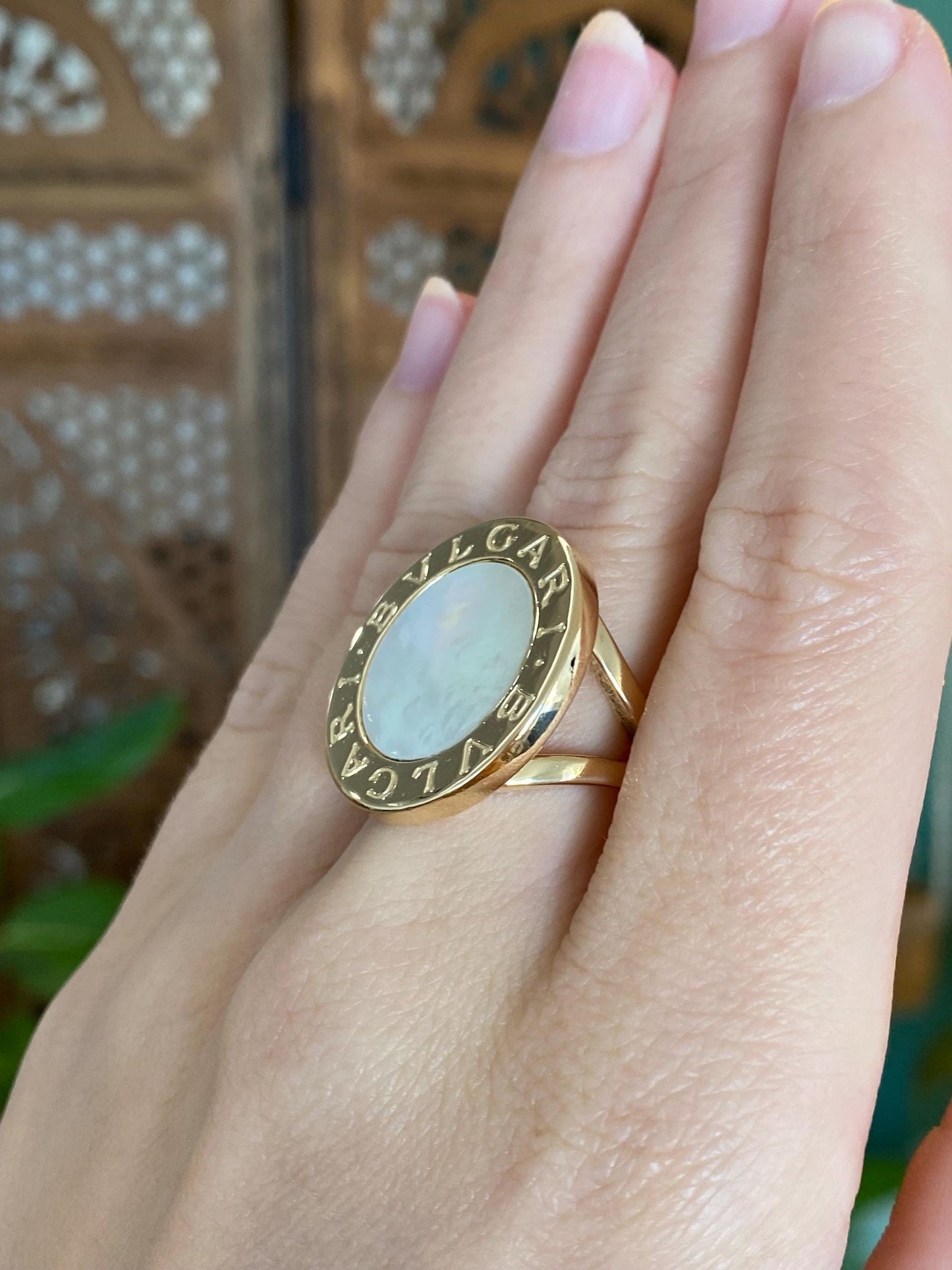Vintage Solid 18k Yellow Gold Bvlgari Mother of Pearl Ring - Size 6
