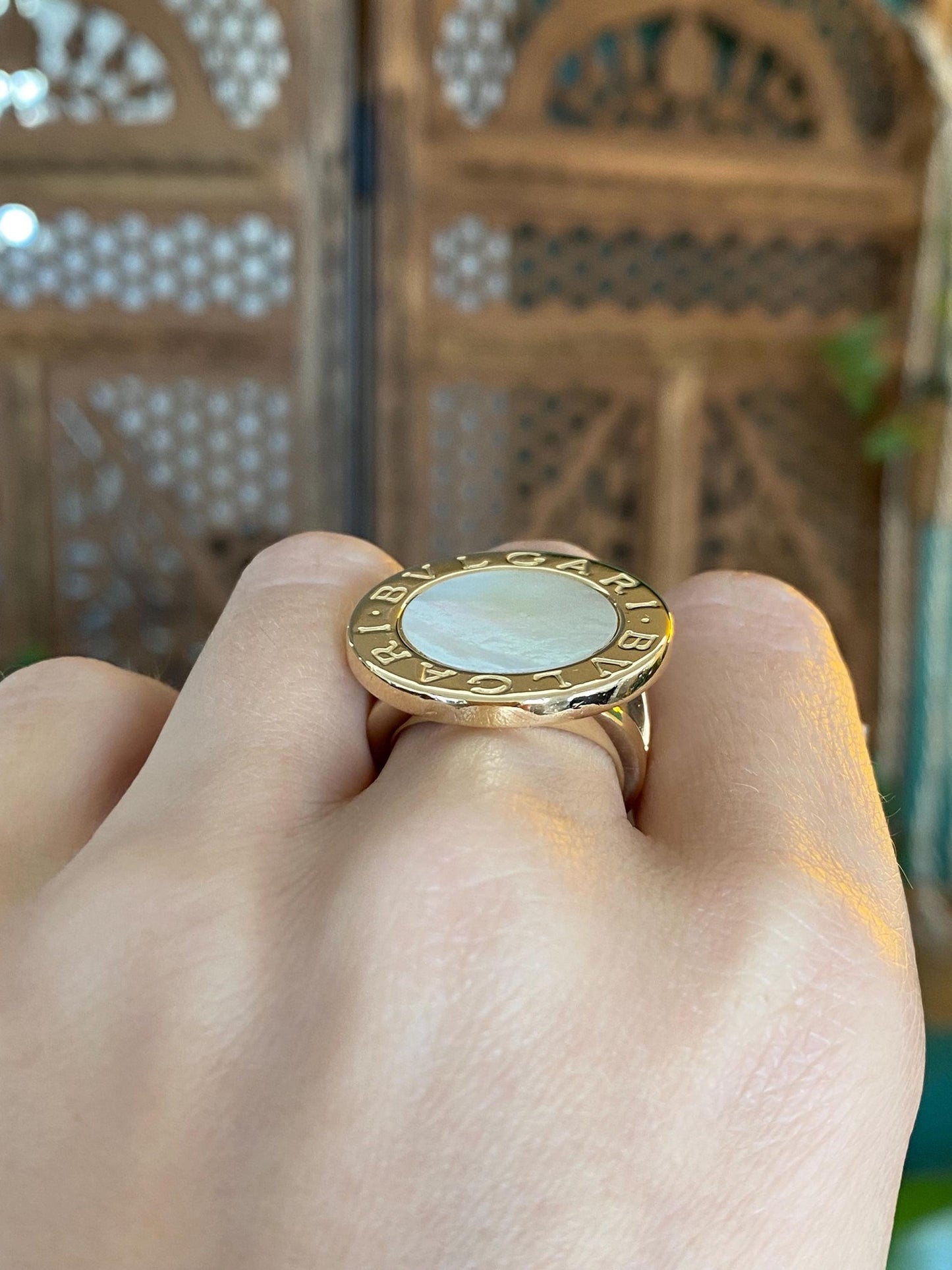 Vintage Solid 18k Yellow Gold Bvlgari Mother of Pearl Ring - Size 6