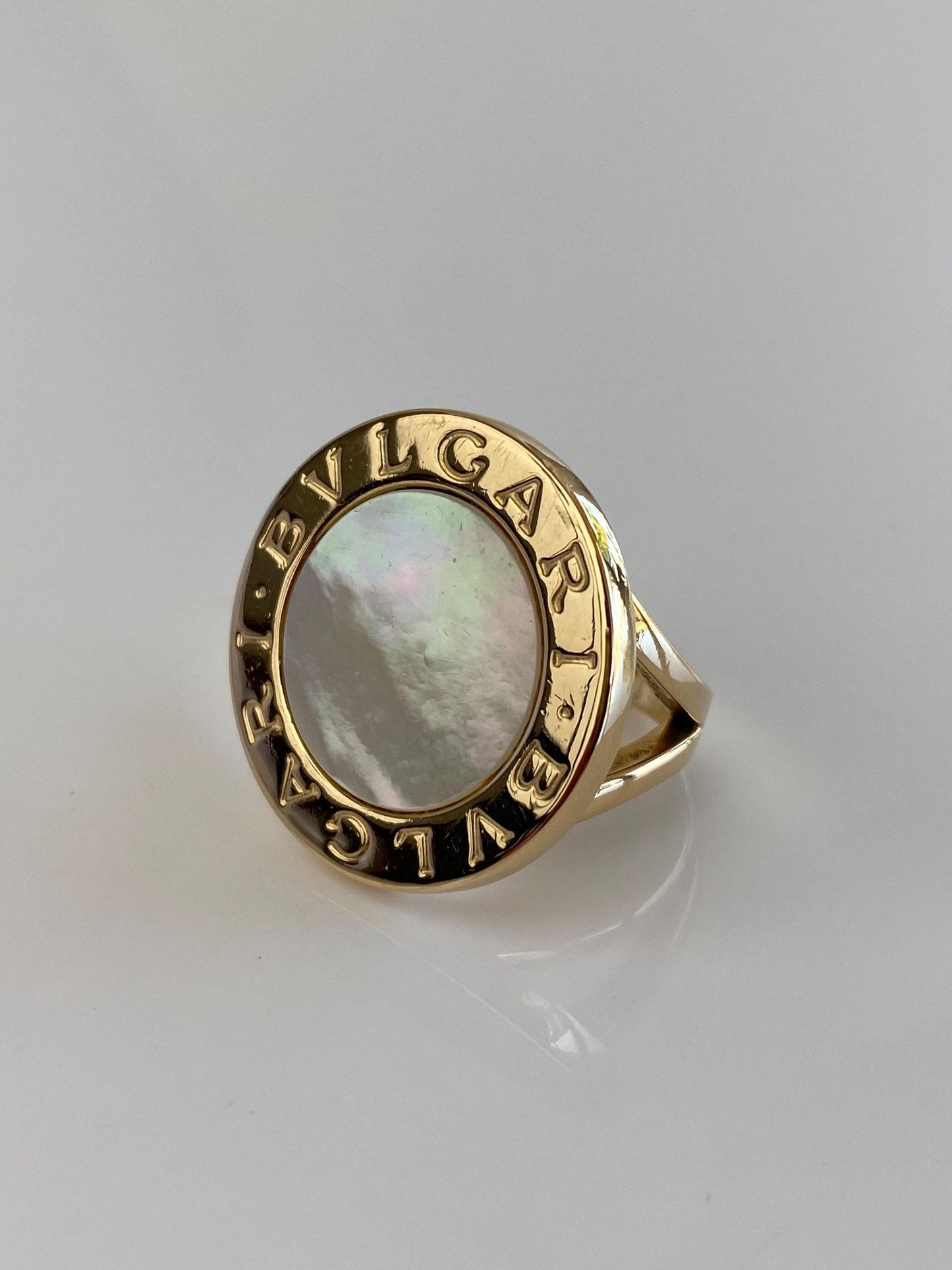 Vintage Solid 18k Yellow Gold Bvlgari Mother of Pearl Ring - Size 6