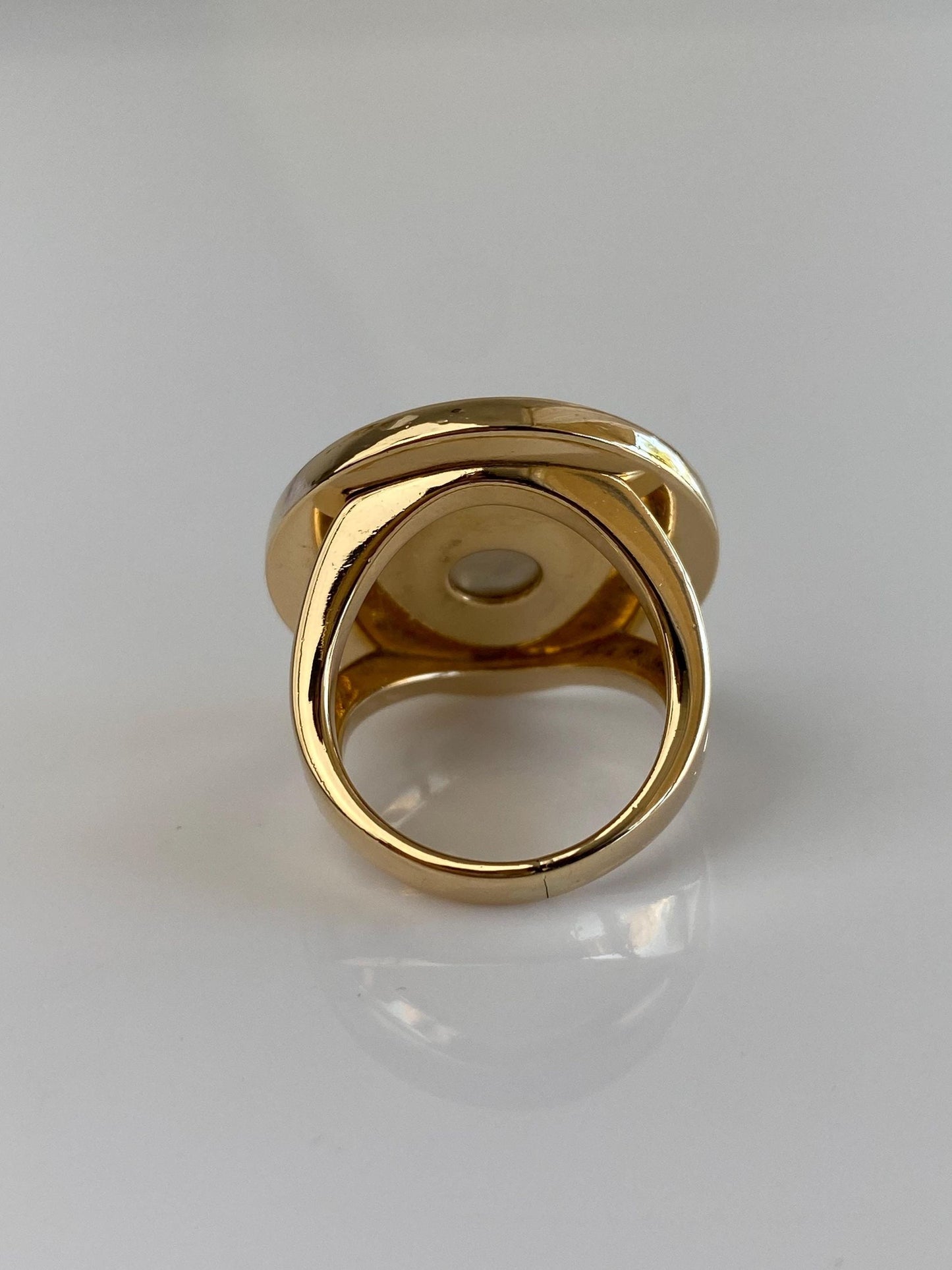 Vintage Solid 18k Yellow Gold Bvlgari Mother of Pearl Ring - Size 6