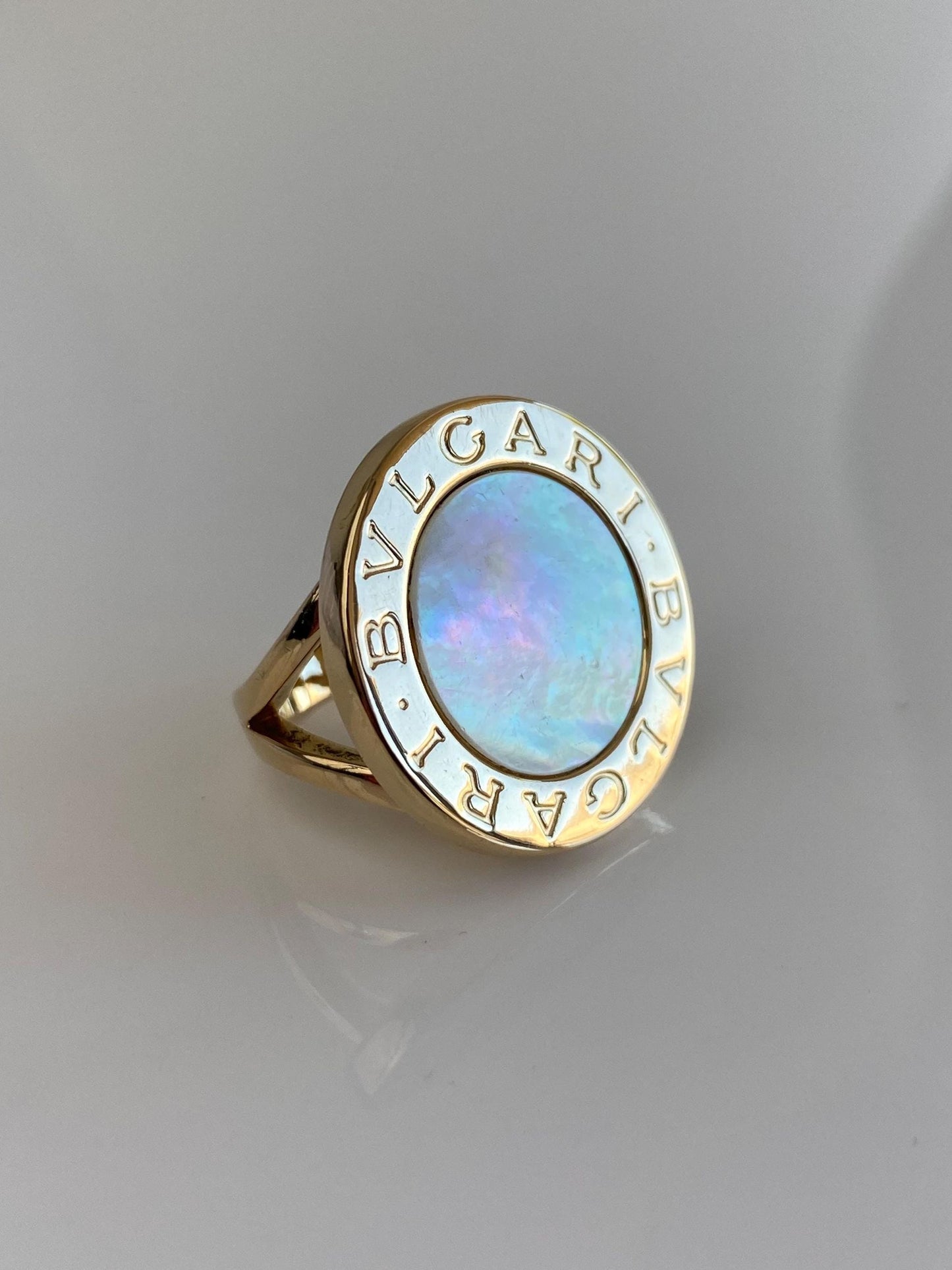 Vintage Solid 18k Yellow Gold Bvlgari Mother of Pearl Ring - Size 6