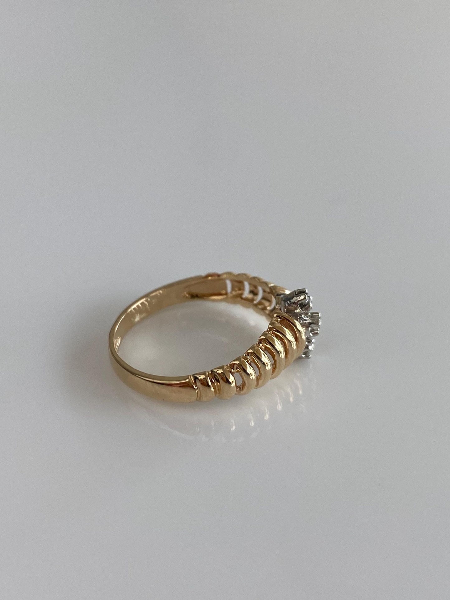 Solid 14k White & Yellow Gold Diamond Scalloped Ring Band - Size 6.25