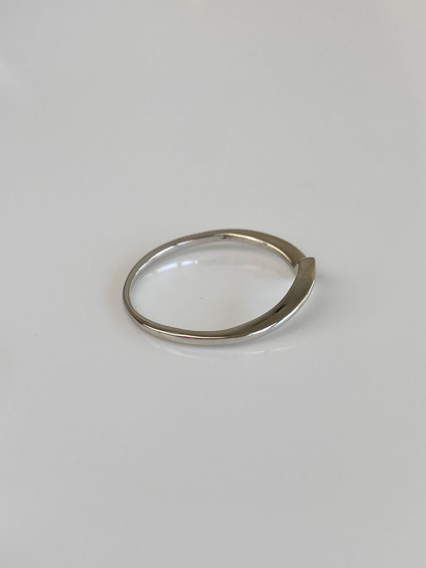 Vintage Solid 10k White Gold Wavy Ring Band - Size 7.5