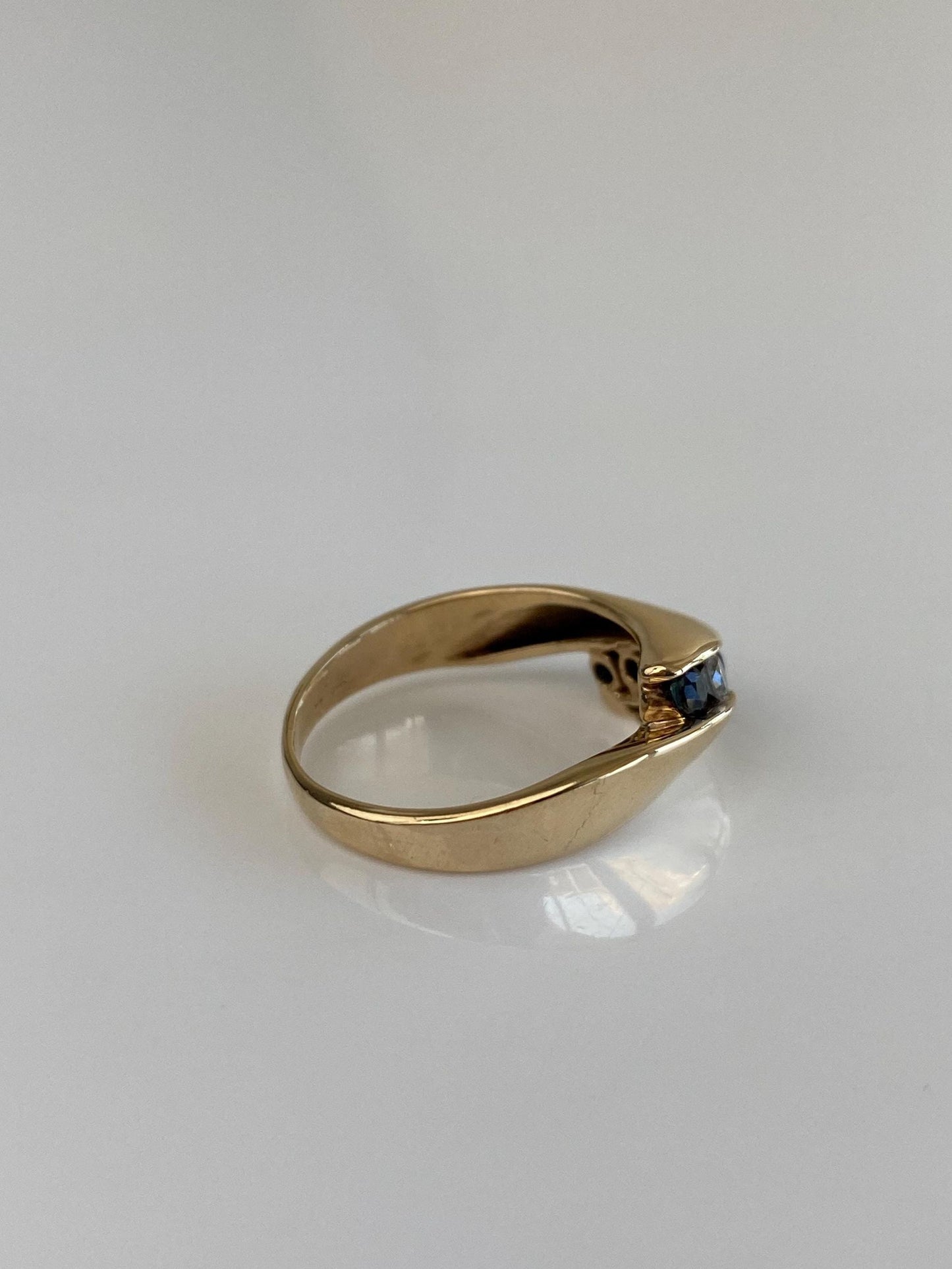 Vintage Solid 10k Yellow Gold Diamond Blue Sapphire Twist Ring - Size 5.75