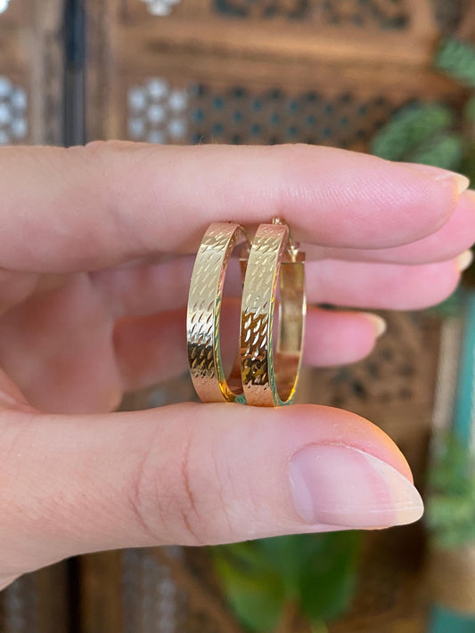 Vintage 14k Yellow Gold Diamond Cut Straight Edge Hoop Earrings