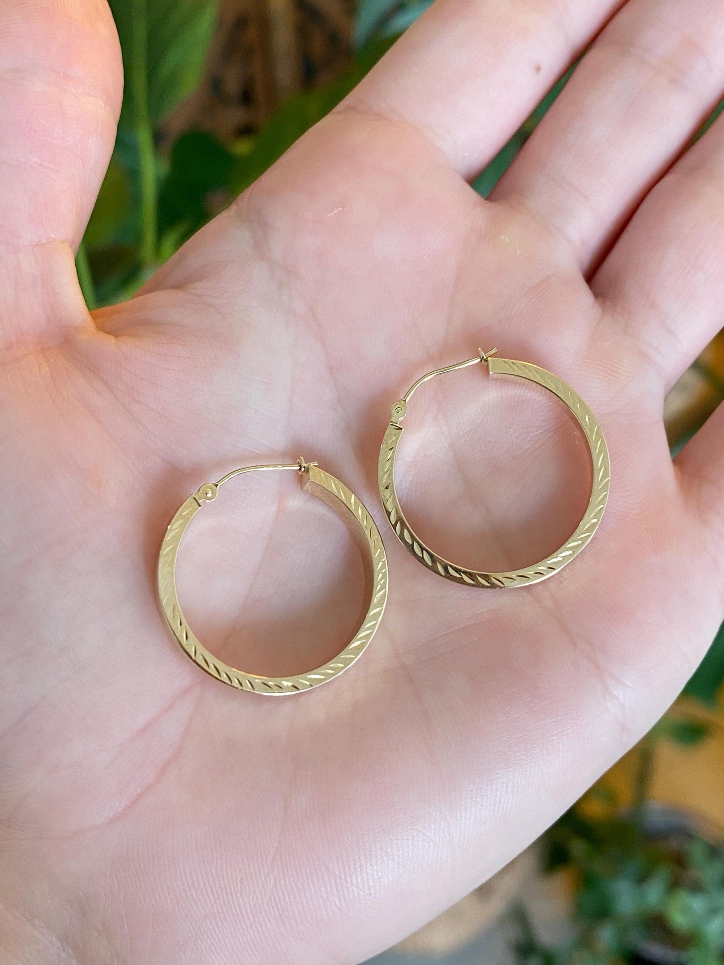 Vintage 14k Yellow Gold Diamond Cut Straight Edge Hoop Earrings