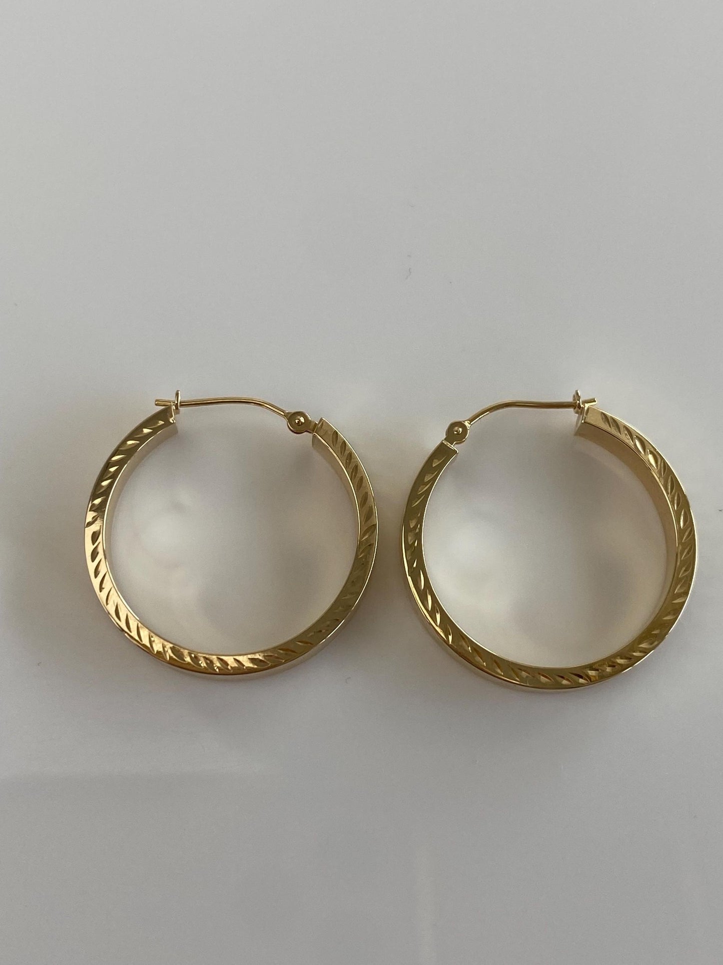 Vintage 14k Yellow Gold Diamond Cut Straight Edge Hoop Earrings