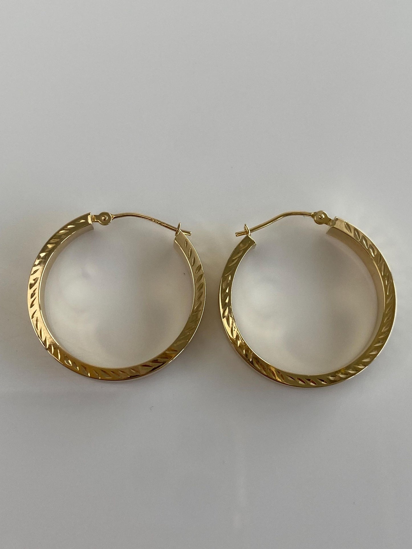 Vintage 14k Yellow Gold Diamond Cut Straight Edge Hoop Earrings