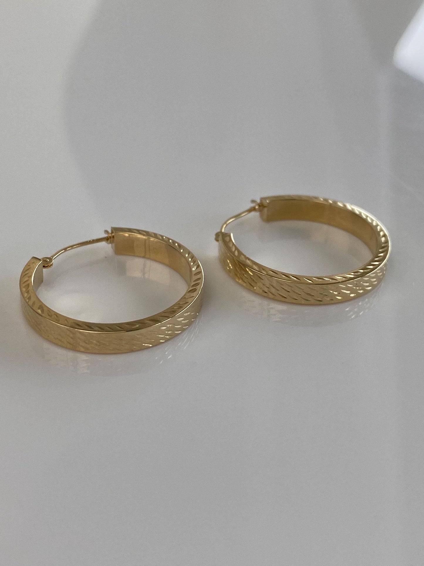 Vintage 14k Yellow Gold Diamond Cut Straight Edge Hoop Earrings