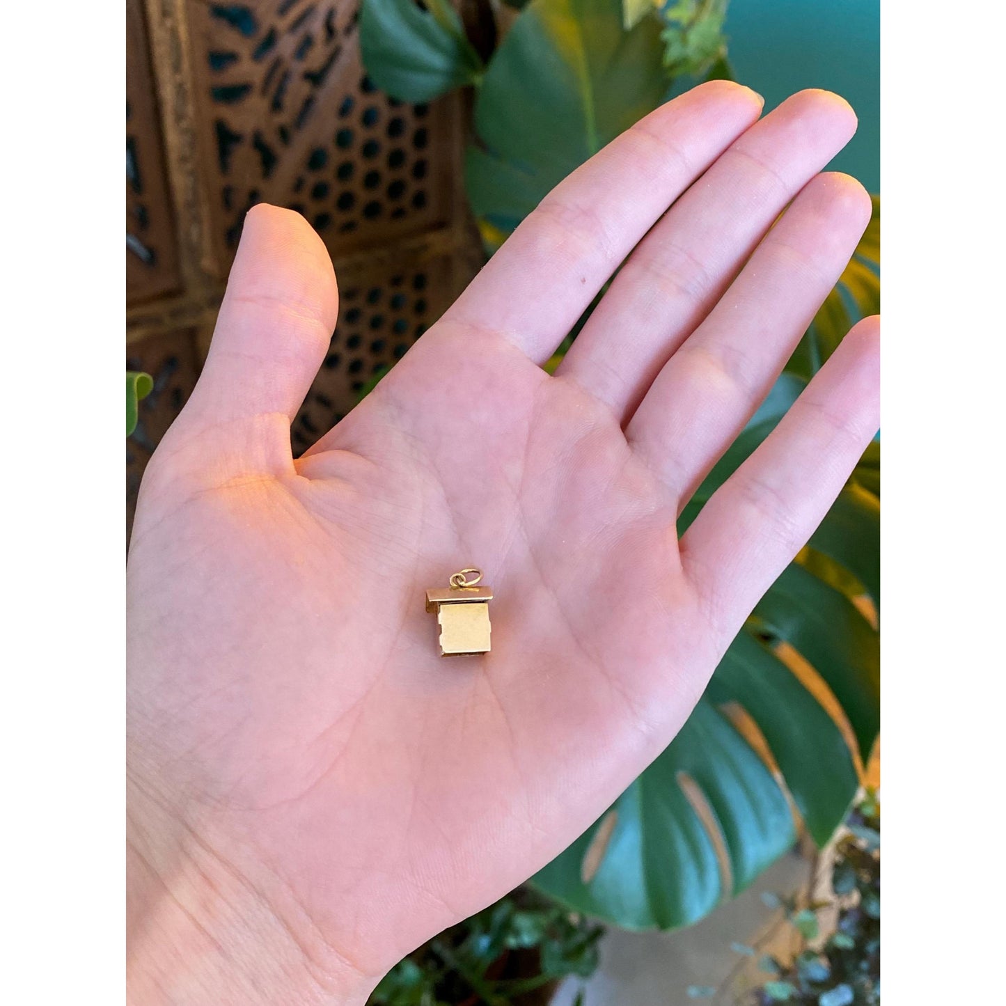 Vintage Solid 14k Yellow Gold Articulated Sam & Lew Outhouse Charm