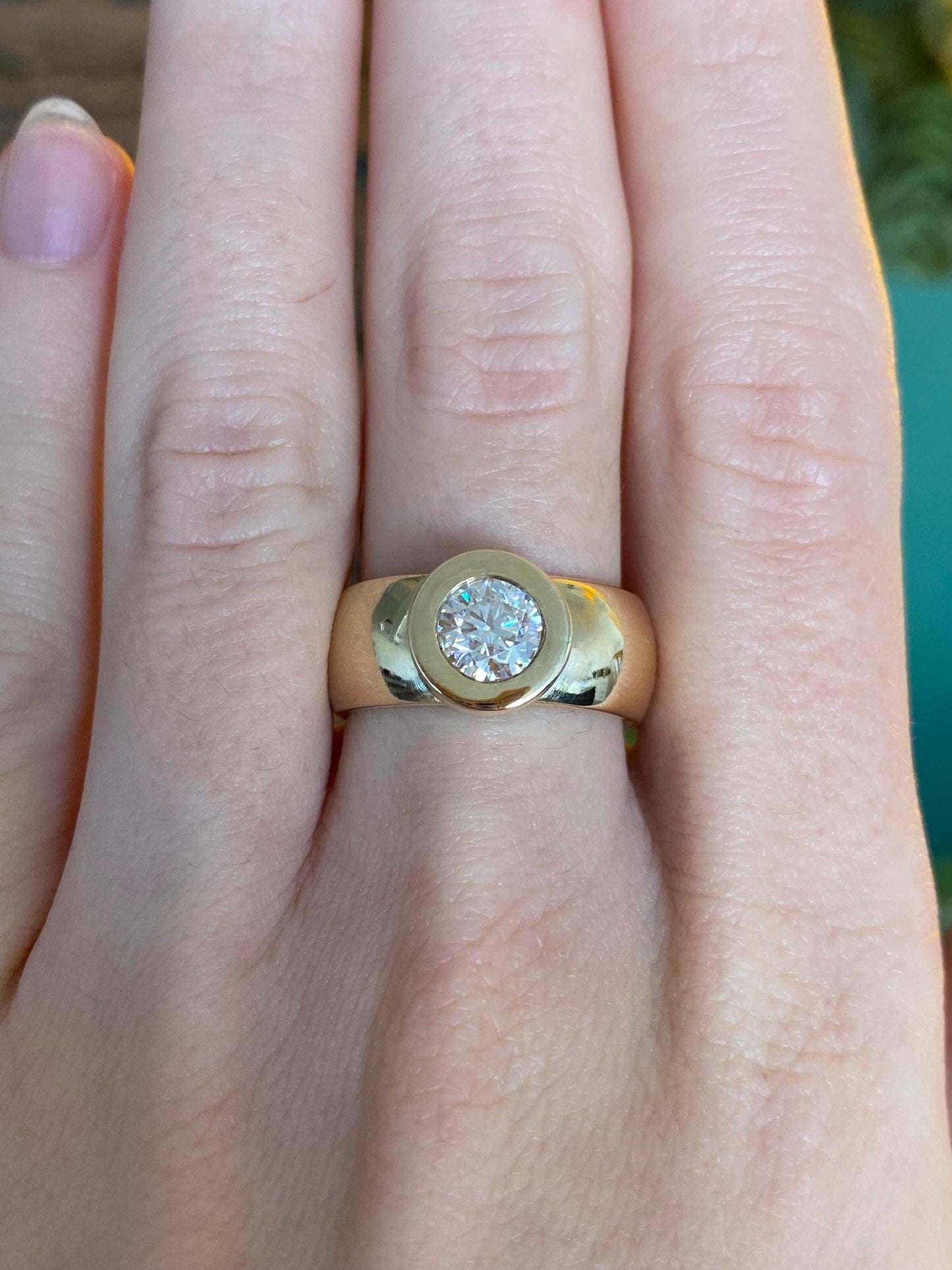 Vintage Solid 9k Yellow Gold Moissonite Ring - Size 6.75