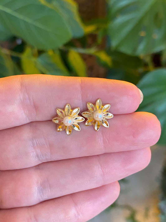 Vintage Solid 14k Yellow Gold Pearl Flower Stud Earrings