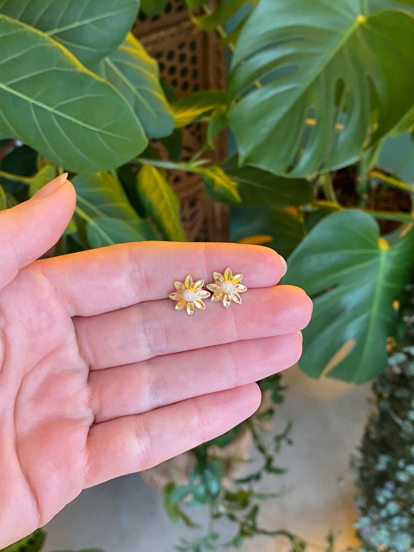 Vintage Solid 14k Yellow Gold Pearl Flower Stud Earrings
