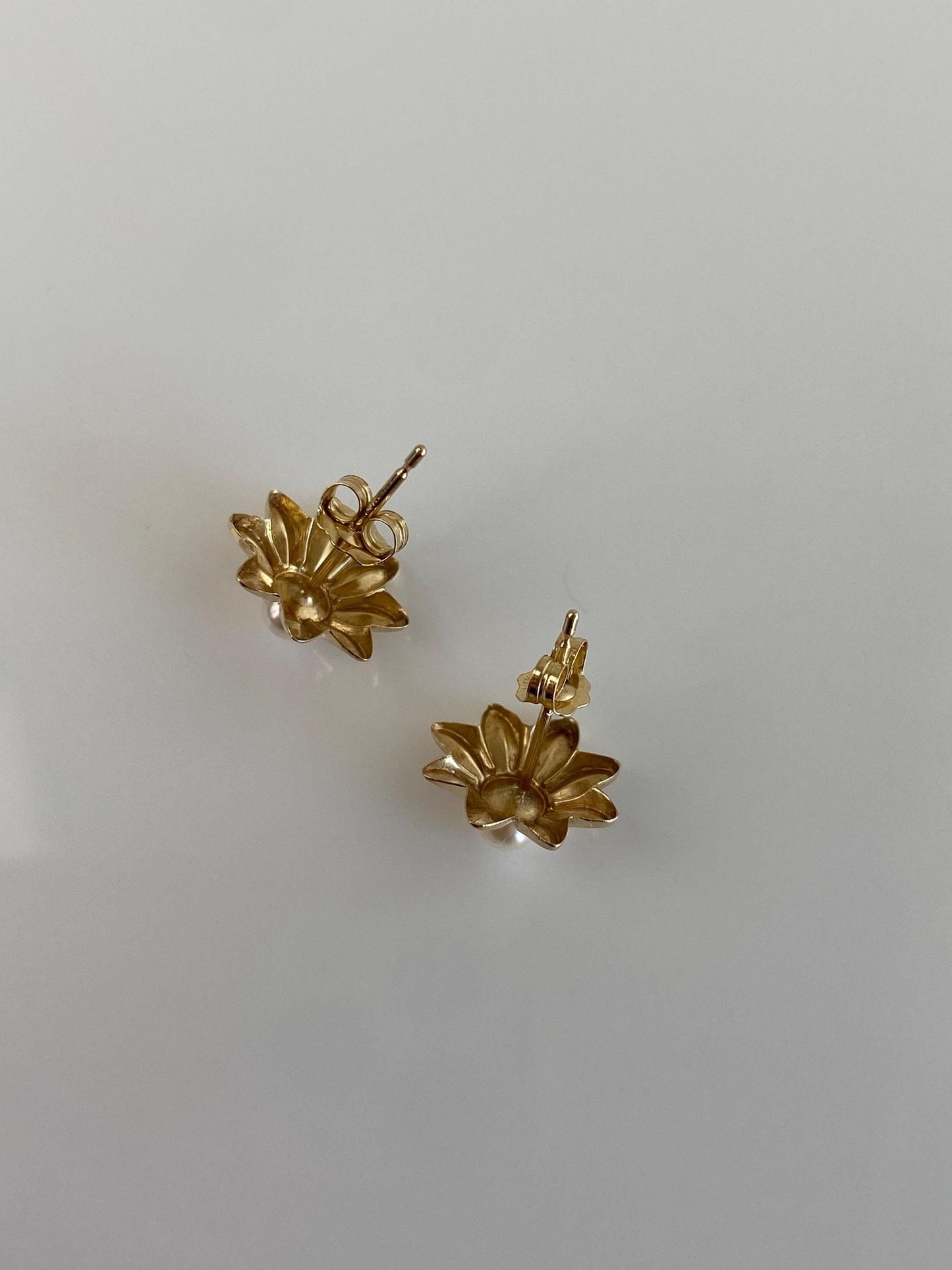 Vintage Solid 14k Yellow Gold Pearl Flower Stud Earrings