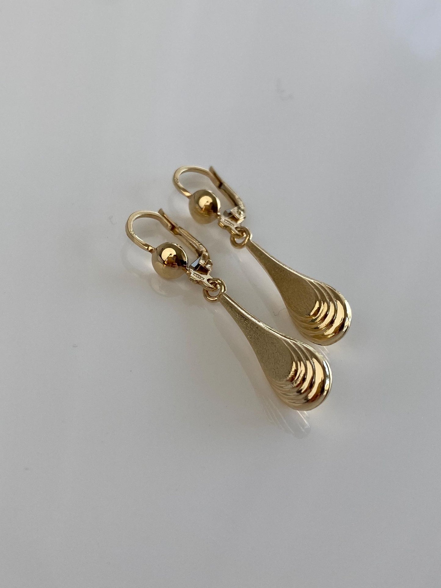 Vintage 14k Yellow Gold Fluted Teardrop Dangle Earrings