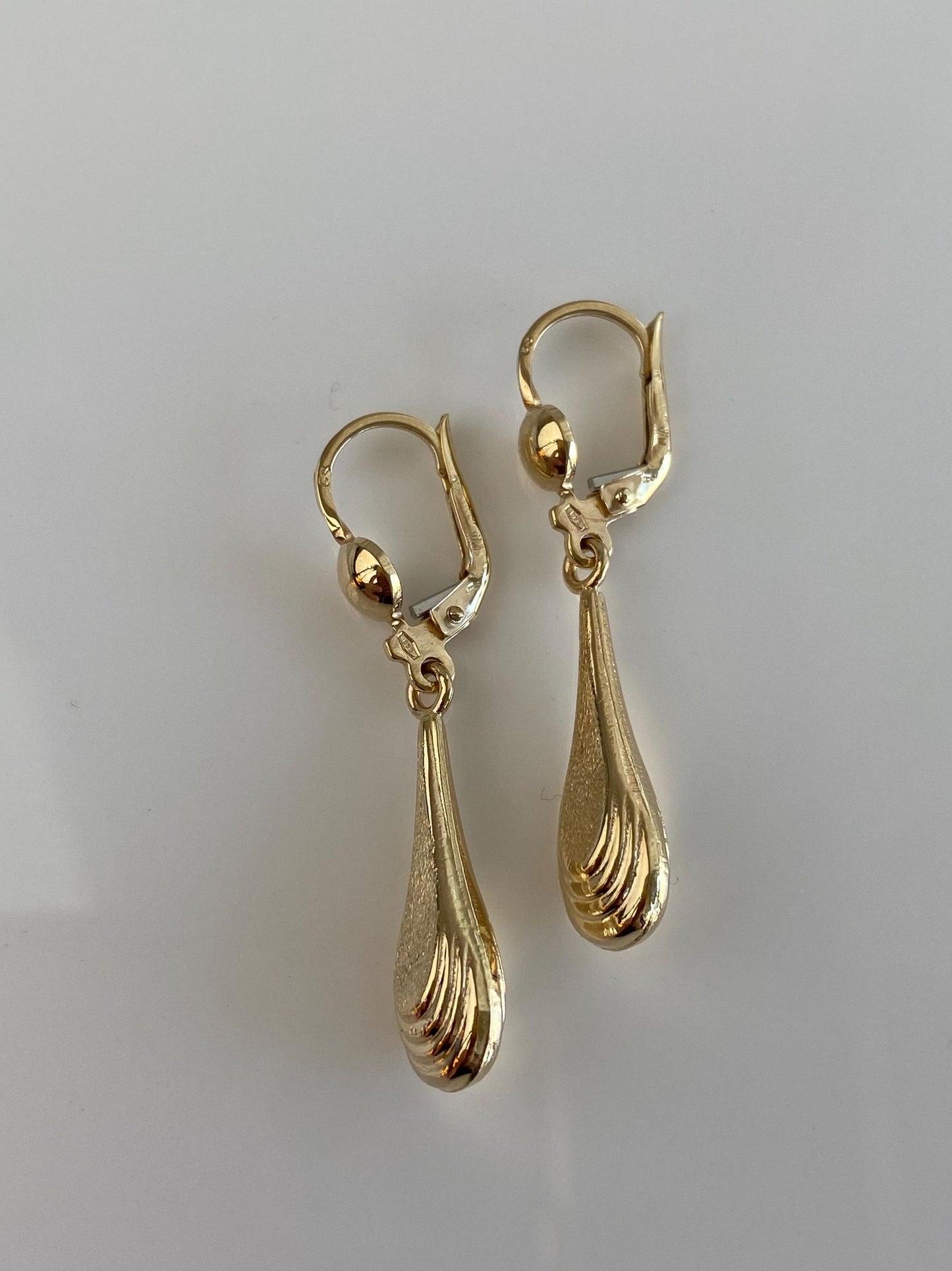 Vintage 14k Yellow Gold Fluted Teardrop Dangle Earrings